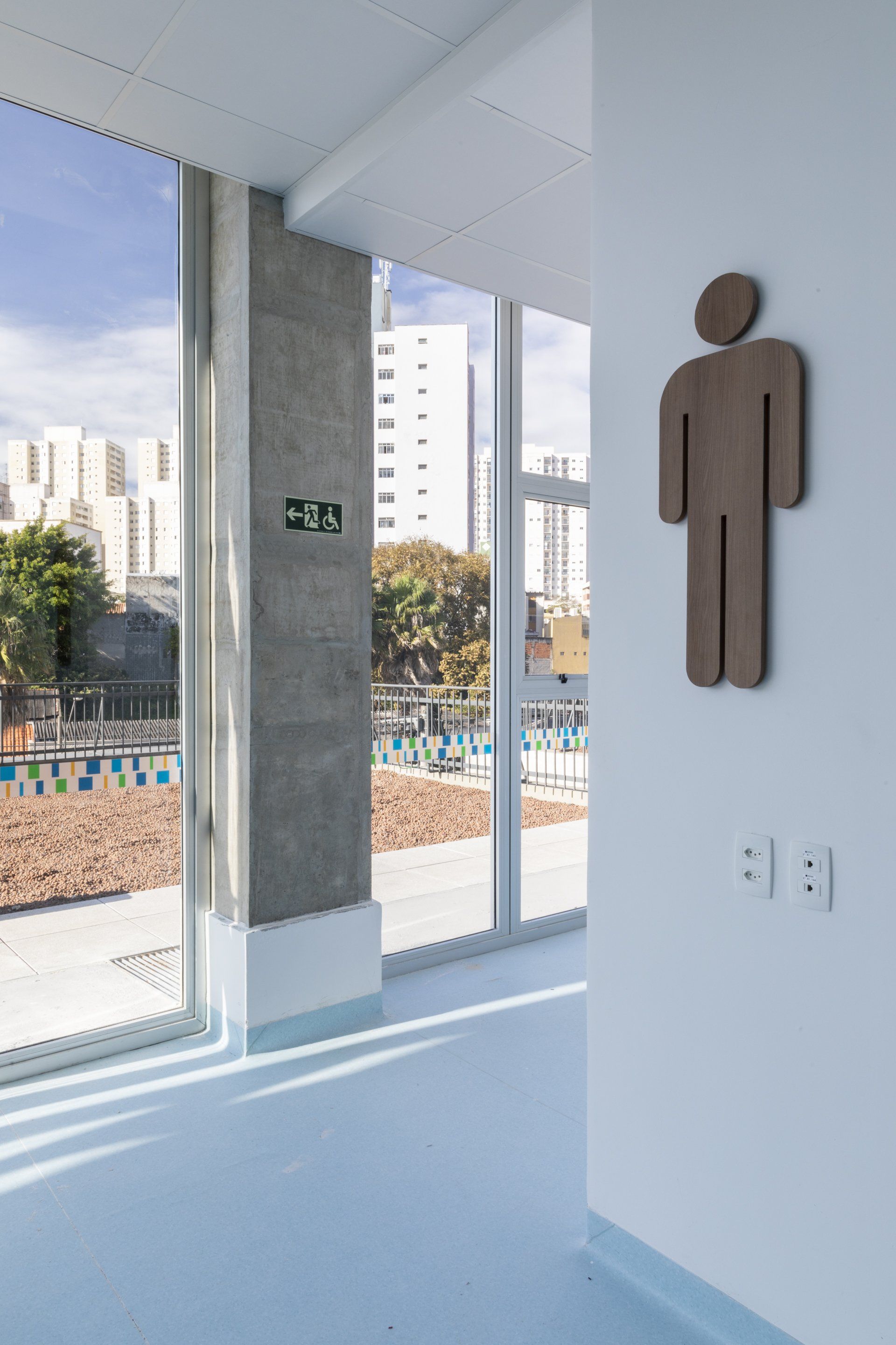 Um banheiro com uma placa na parede que diz 'a'.