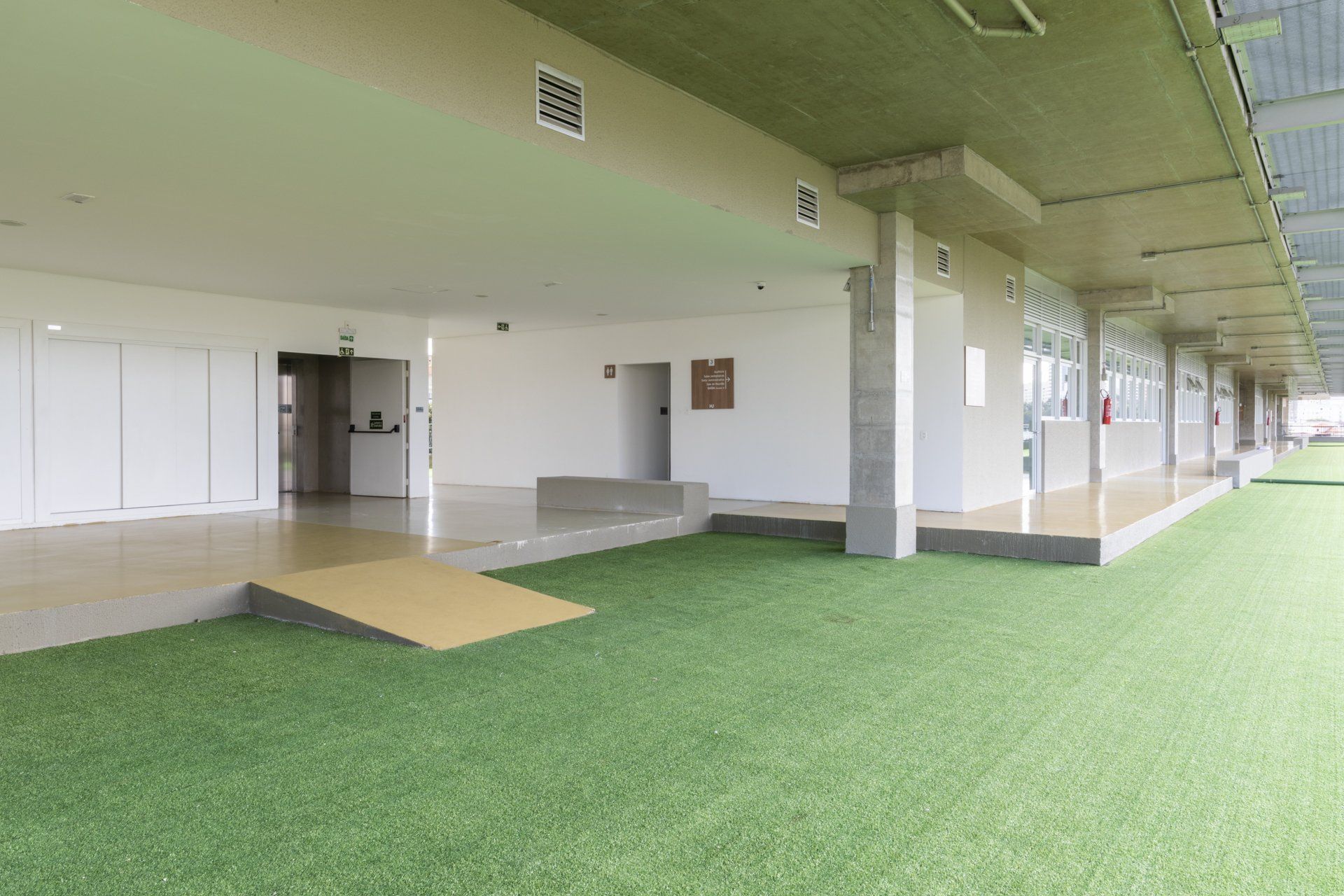 Há muita grama no meio do prédio.