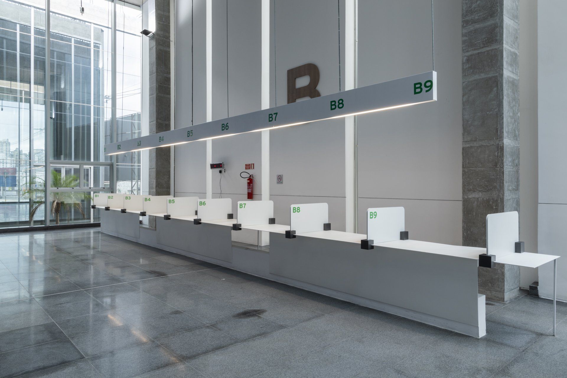 Uma longa fileira de mesas no saguão de um prédio.