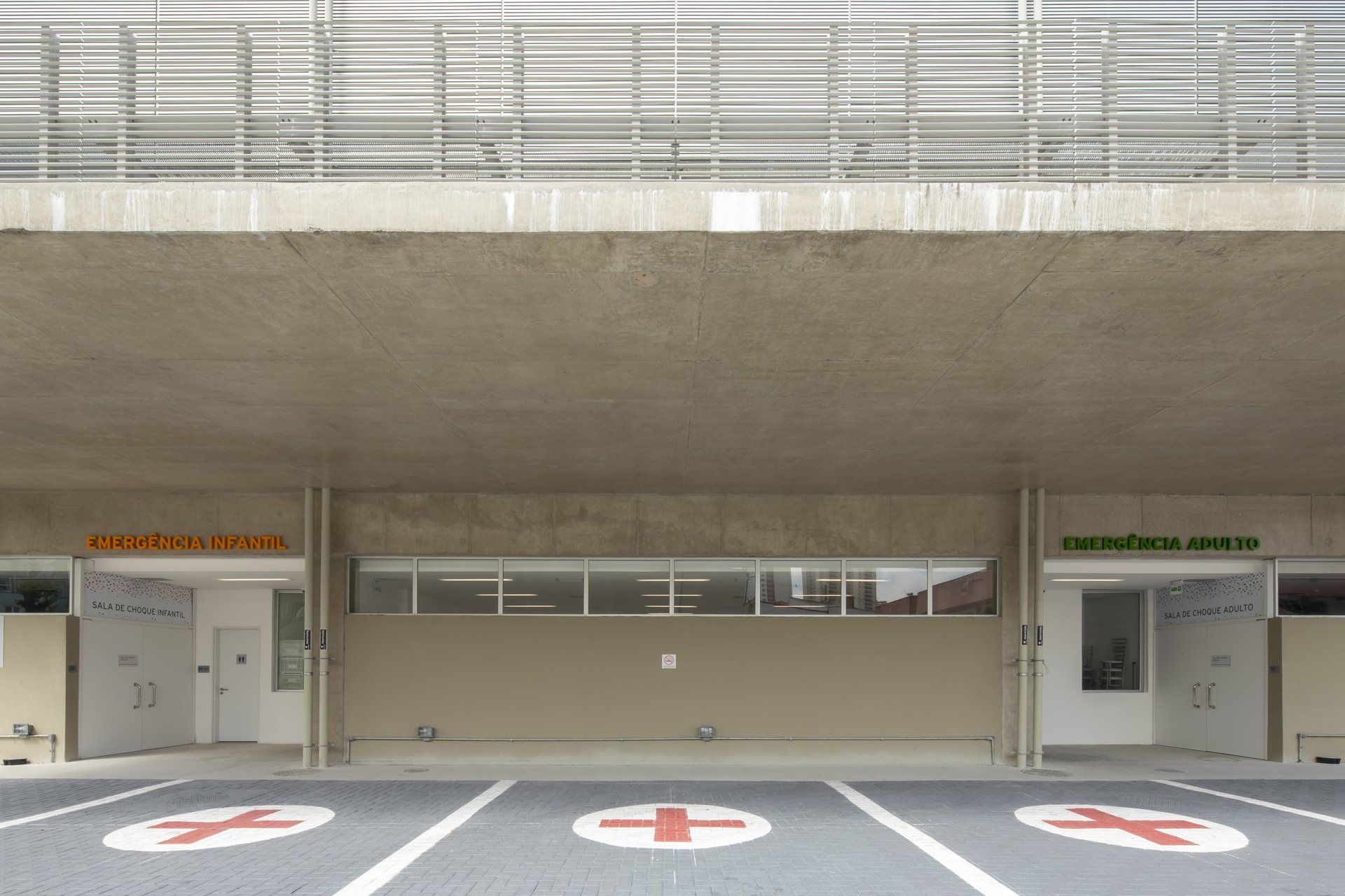 Um estacionamento com uma cruz vermelha pintada