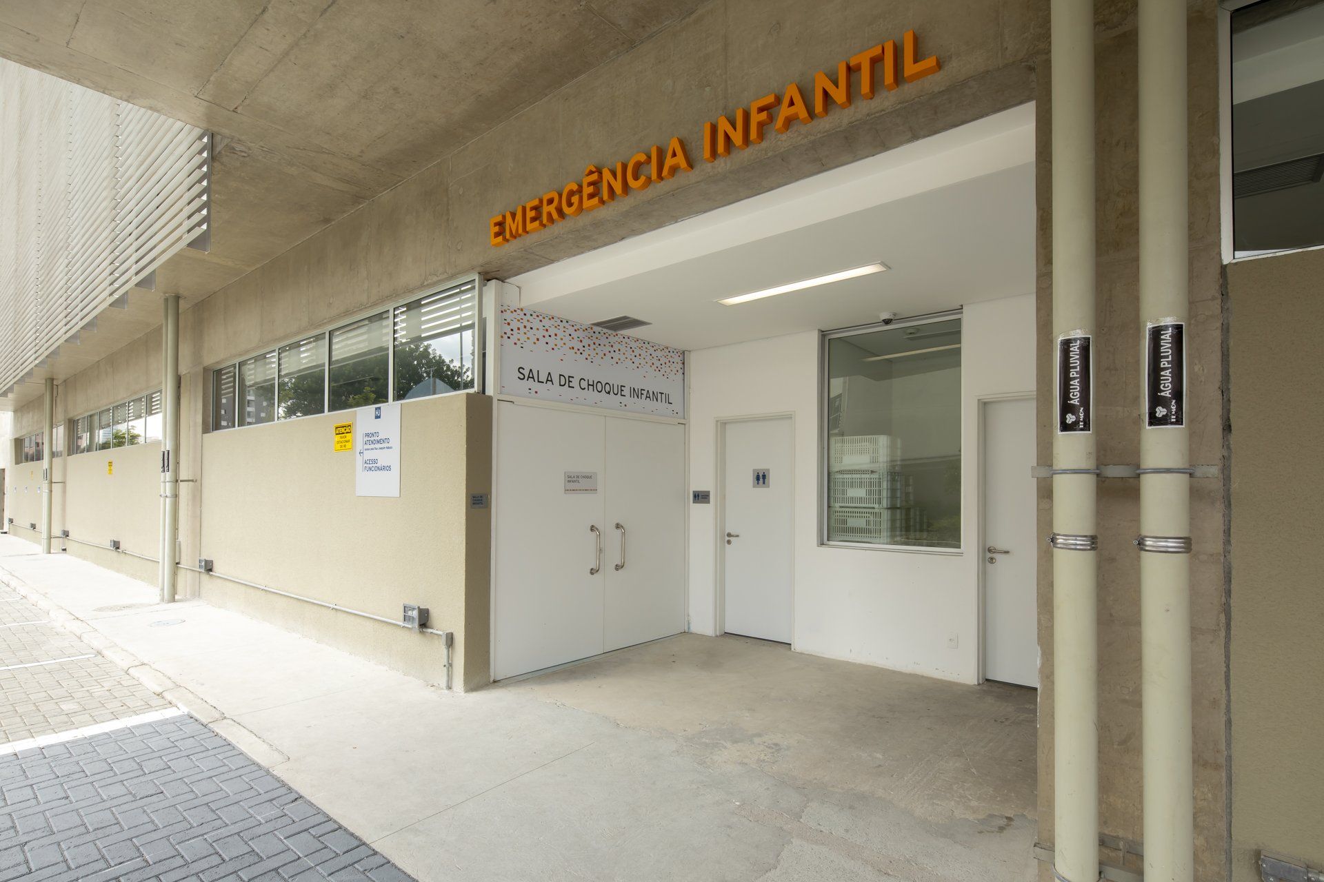 Um prédio com uma placa que diz emergência infantil