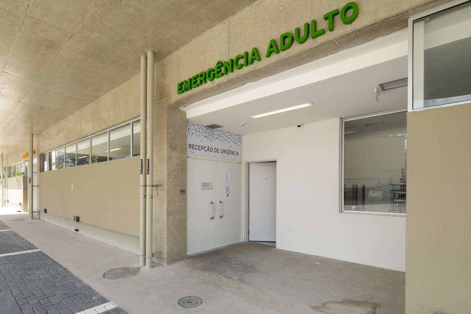 Um prédio com uma placa que diz emergência adulto
