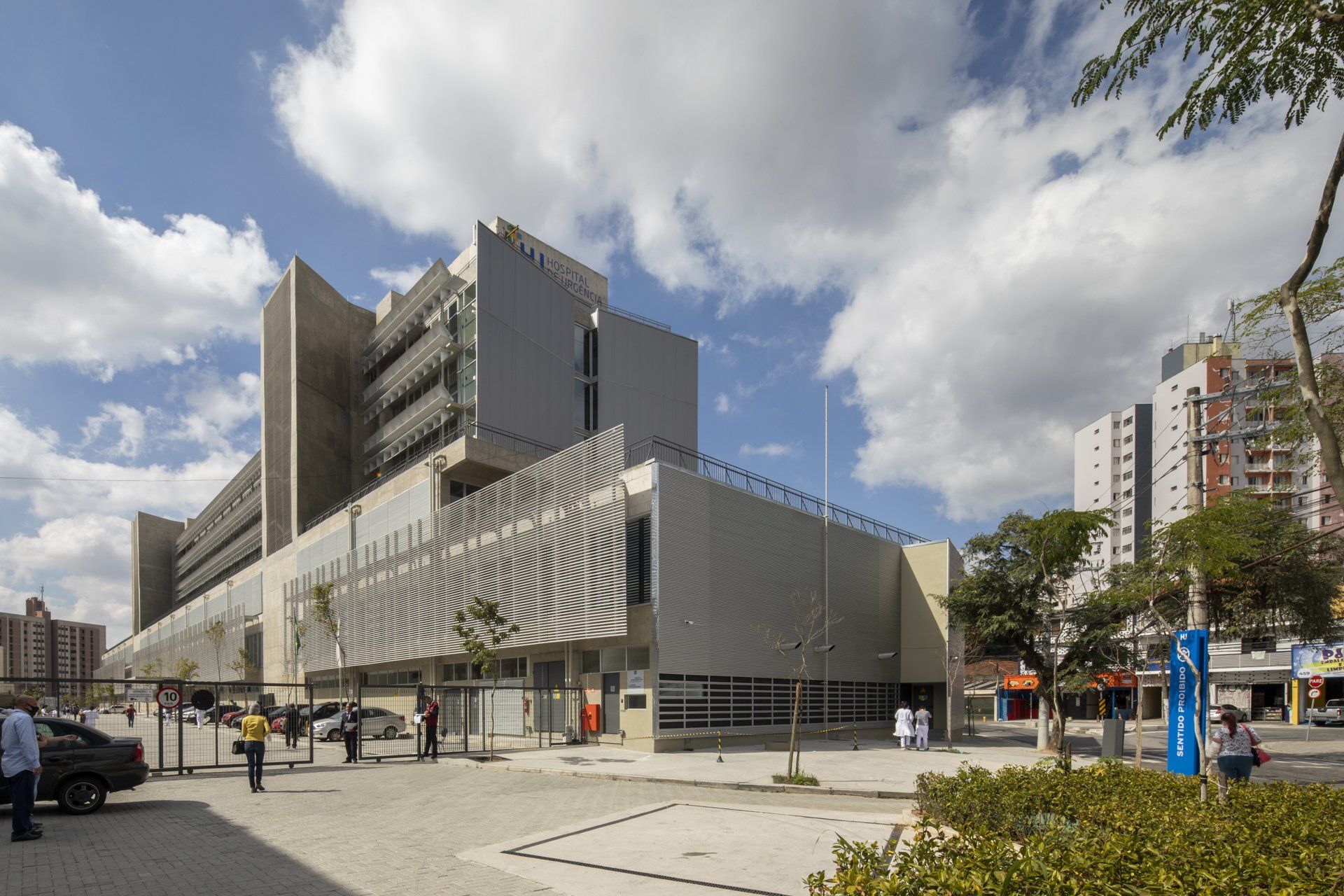 Um grande edifício com muitas janelas fica no meio de uma cidade.