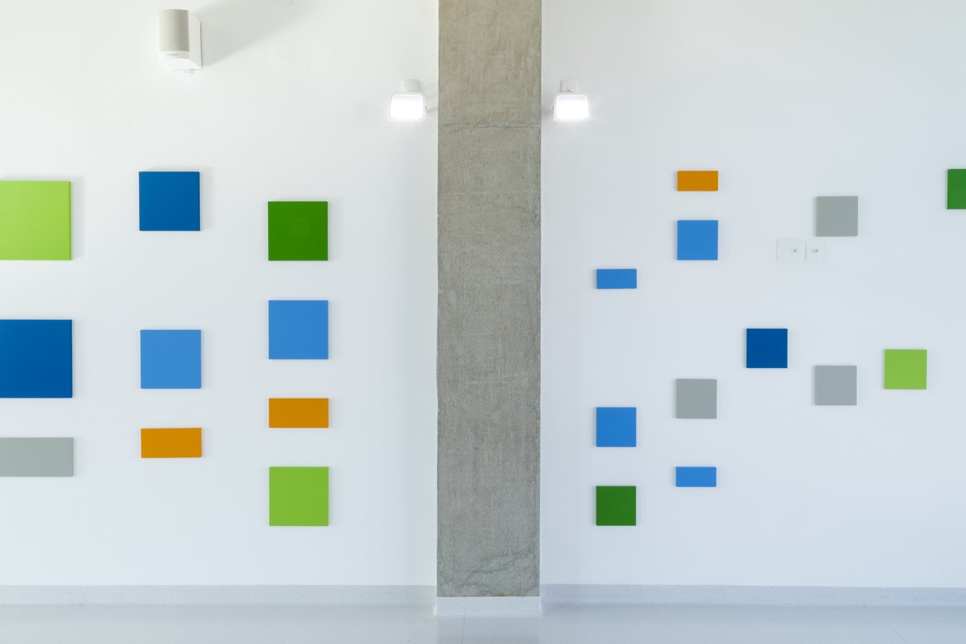 Uma sala com muitos quadrados na parede