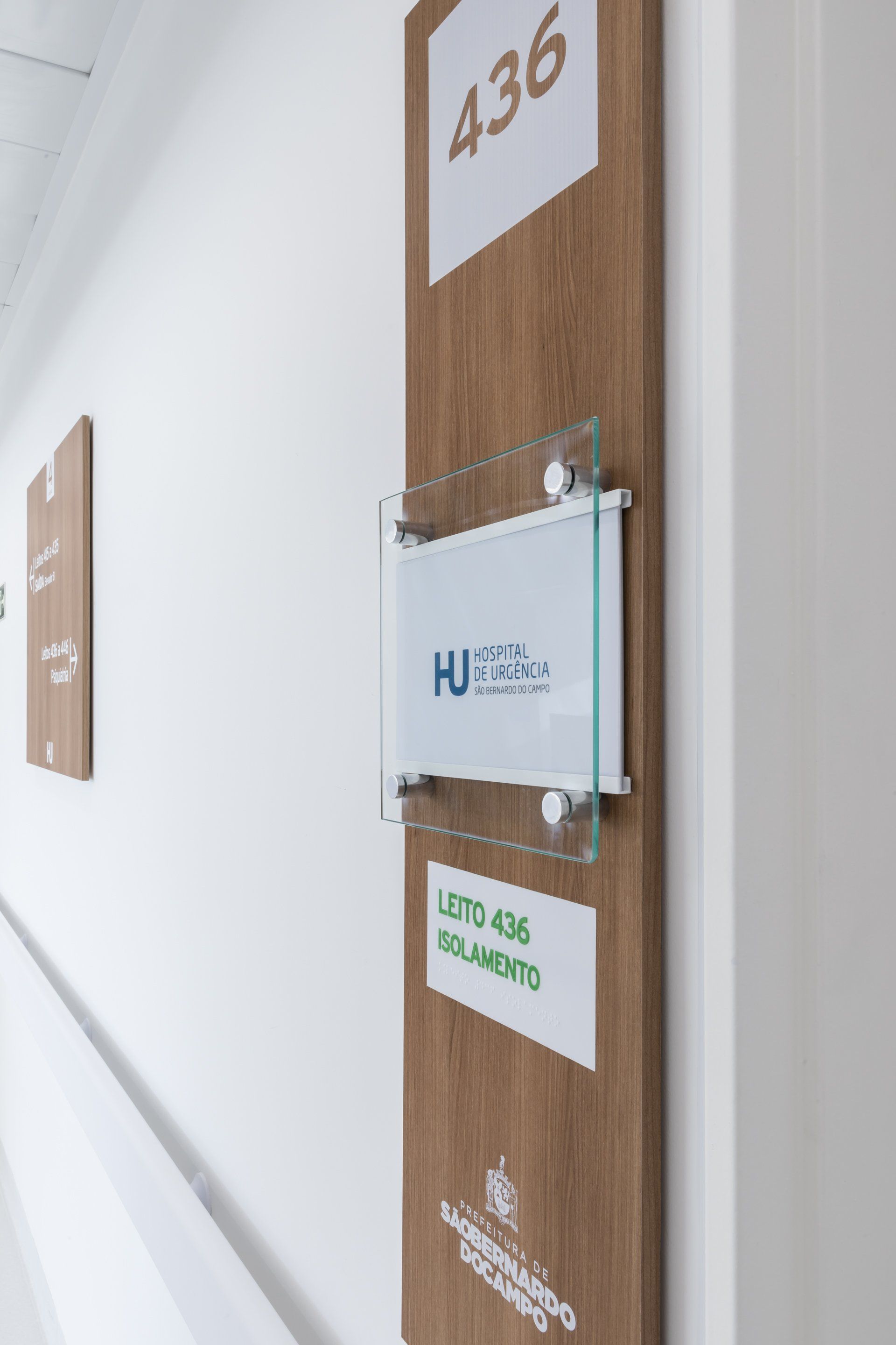 Um corredor com uma placa que diz 436.