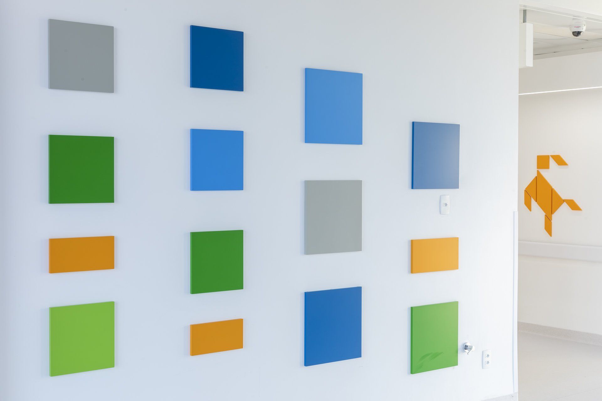 Uma parede com vários quadrados de cores diferentes