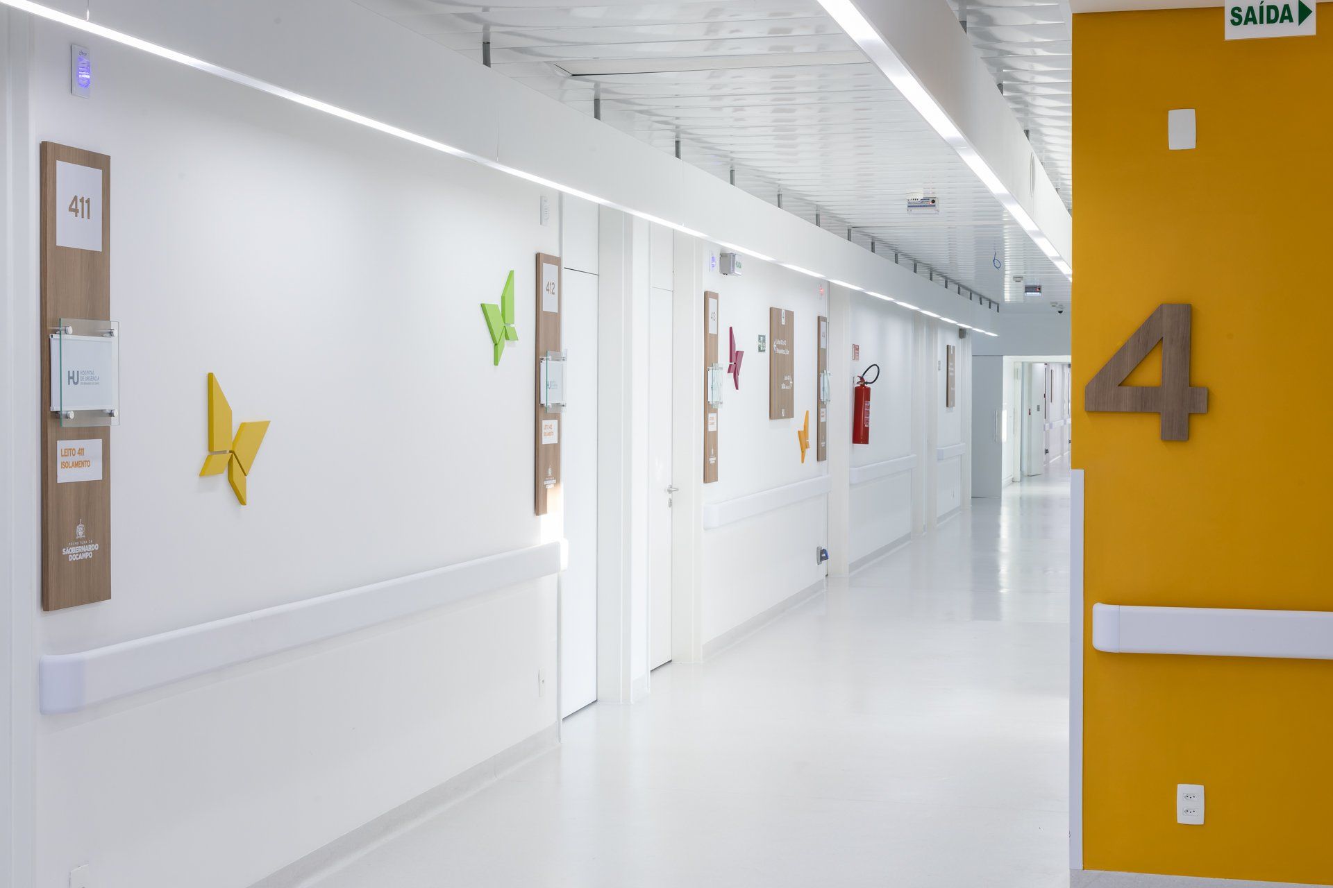 Um corredor de hospital com o número 4 na parede