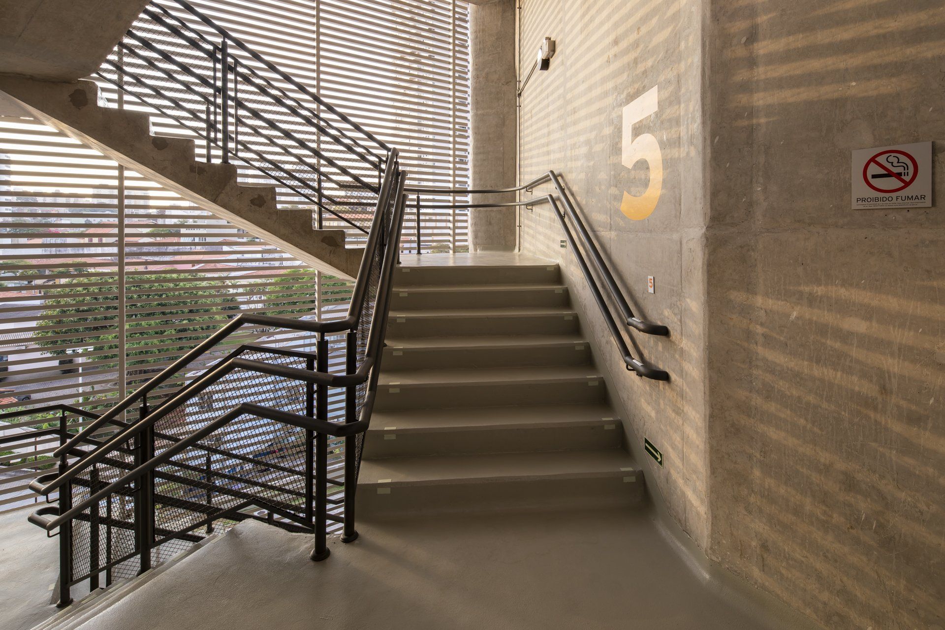 Uma escada em um prédio com o número 5 na parede