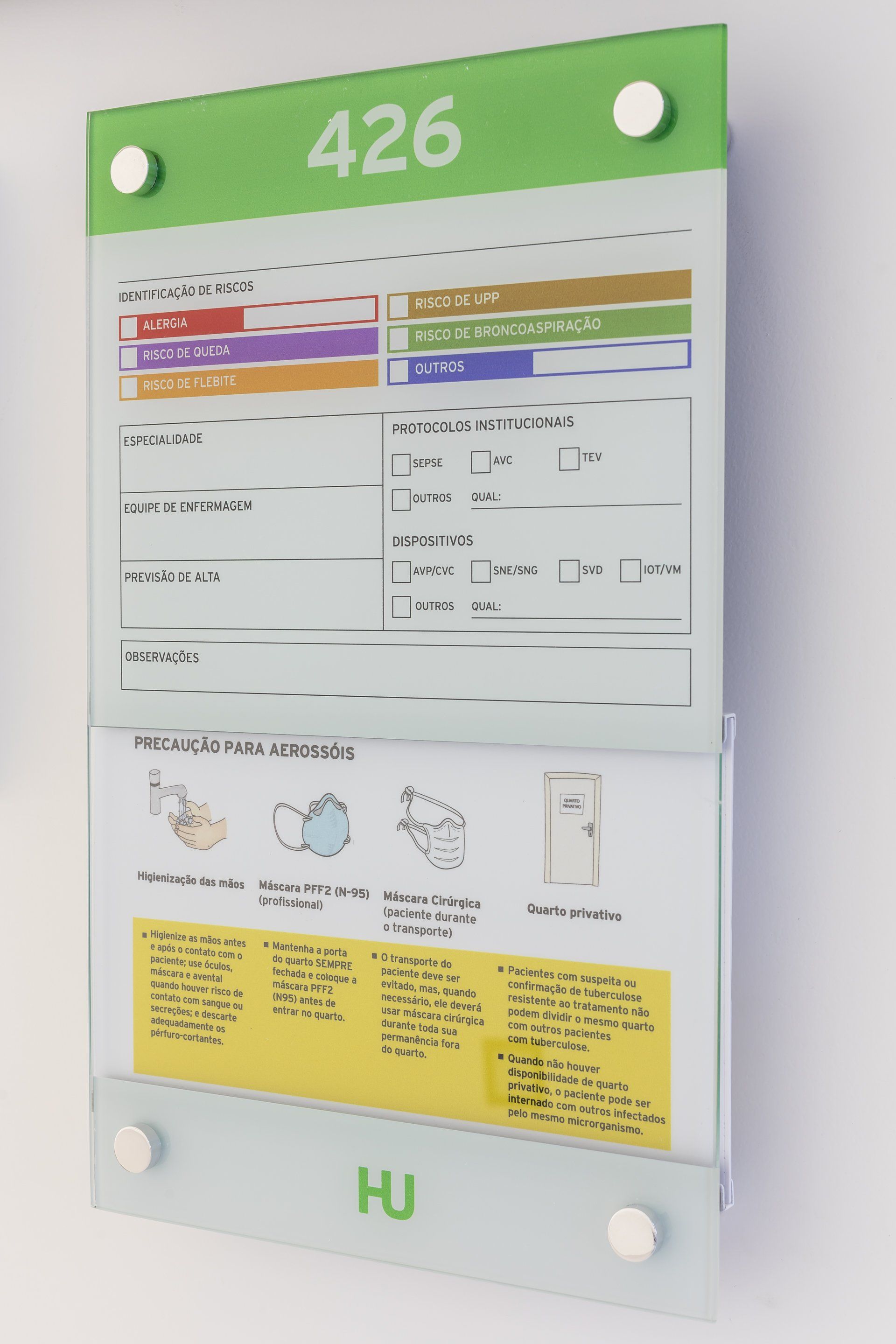 Uma placa na parede com o número 425