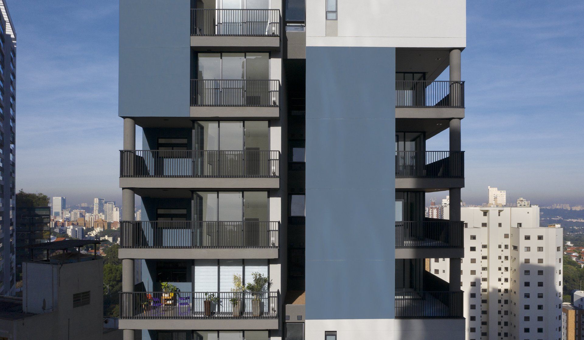 Um prédio alto com muitas janelas e varandas