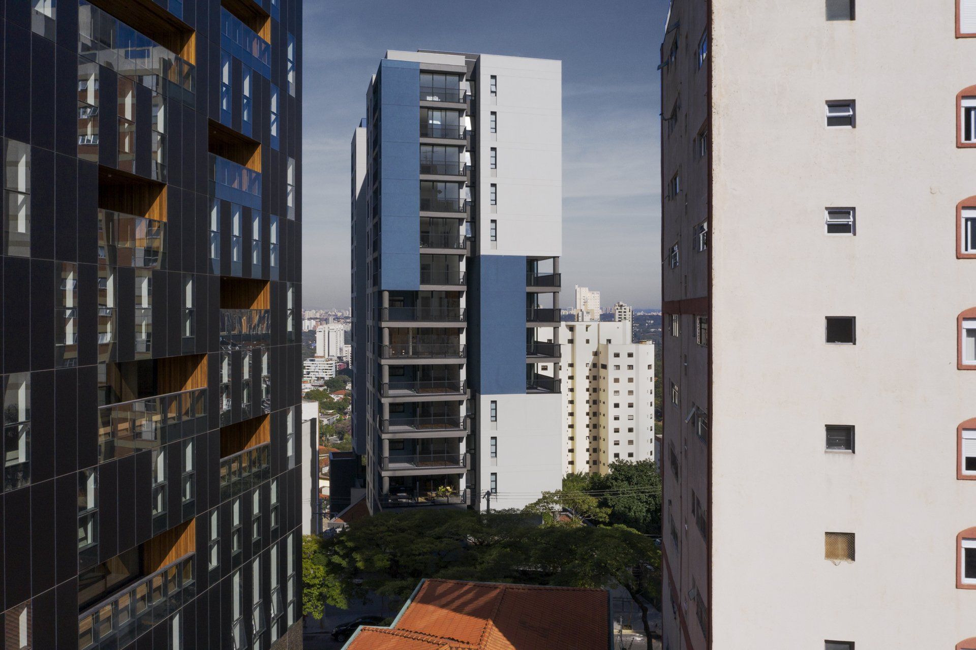 Uma vista de uma cidade com muitos edifícios e árvores.