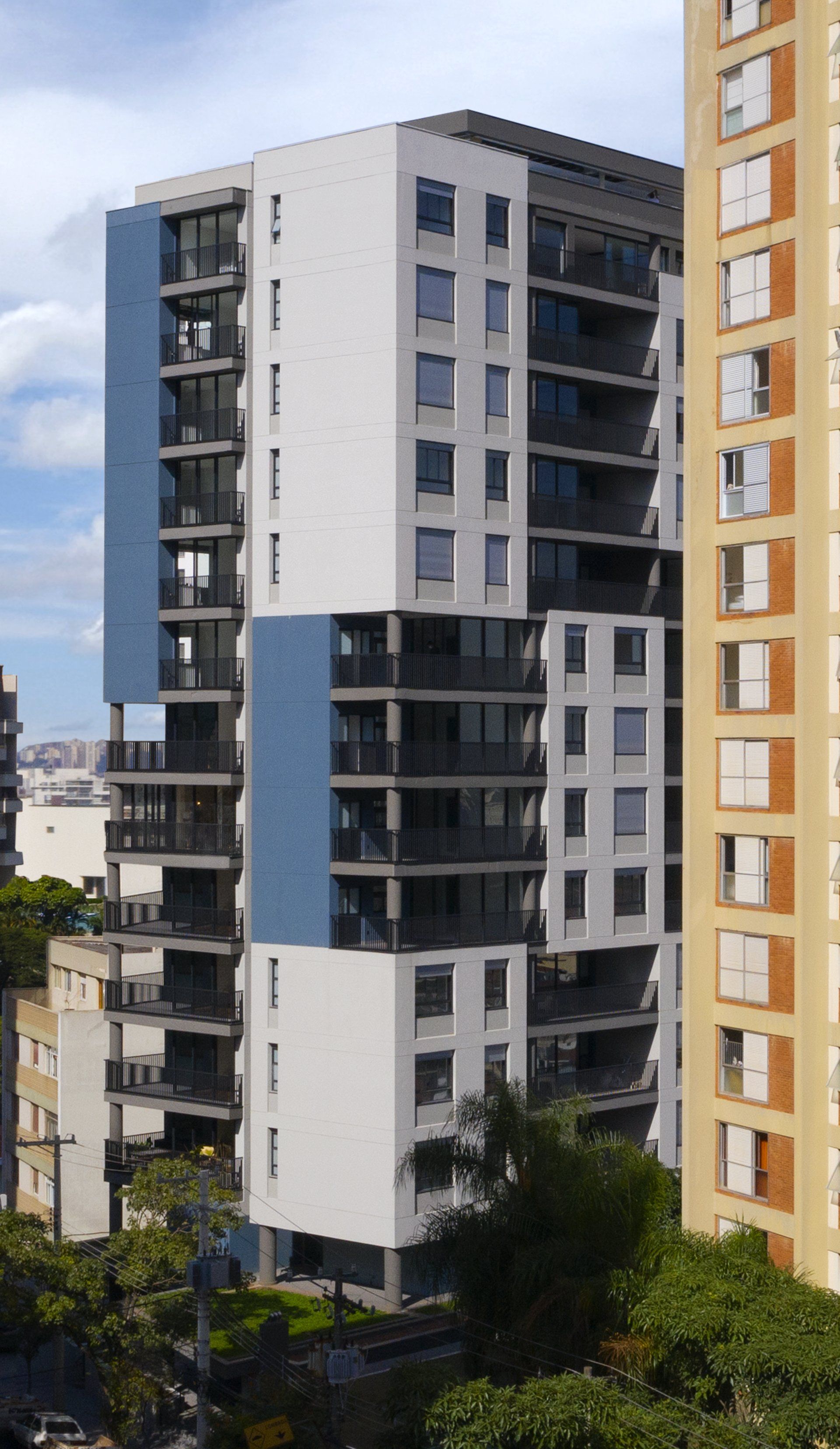 Um prédio alto com muitas janelas e varandas