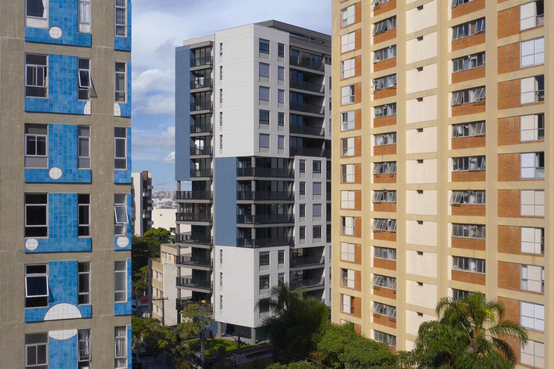 Uma fileira de edifícios altos em uma cidade em um dia ensolarado