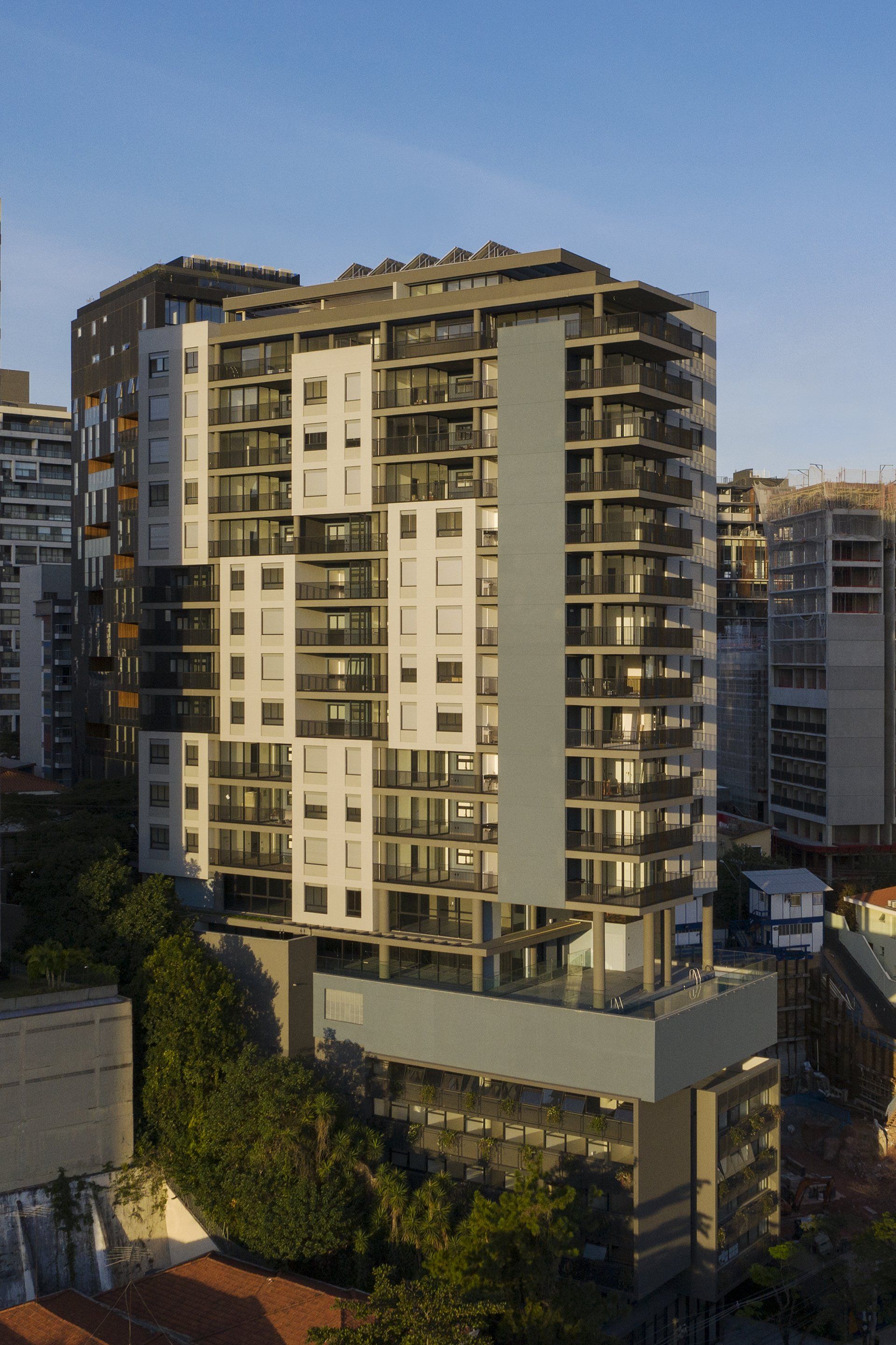 Uma vista aérea de um edifício alto em uma cidade