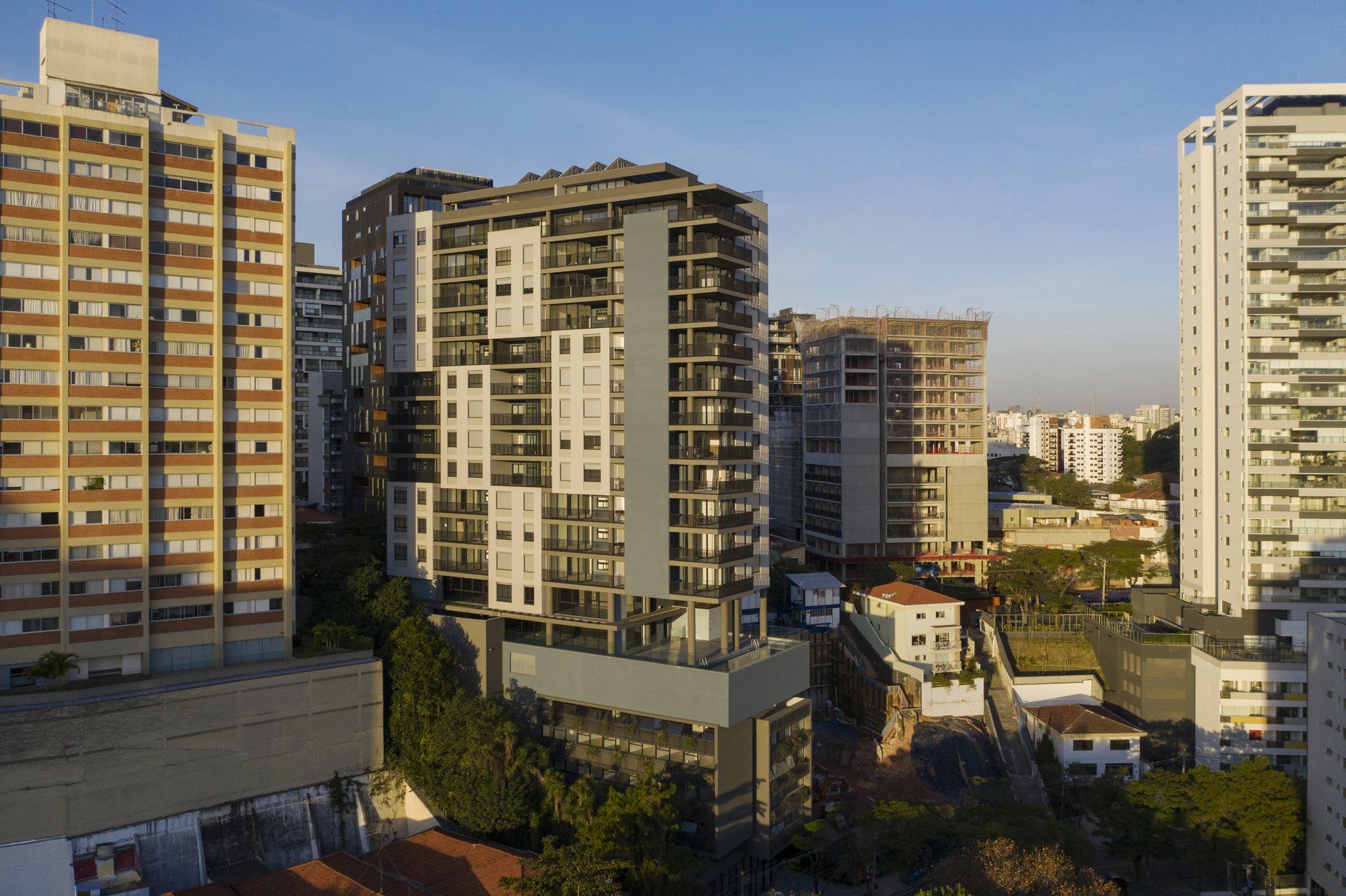 Uma vista aérea de uma cidade com muitos edifícios altos