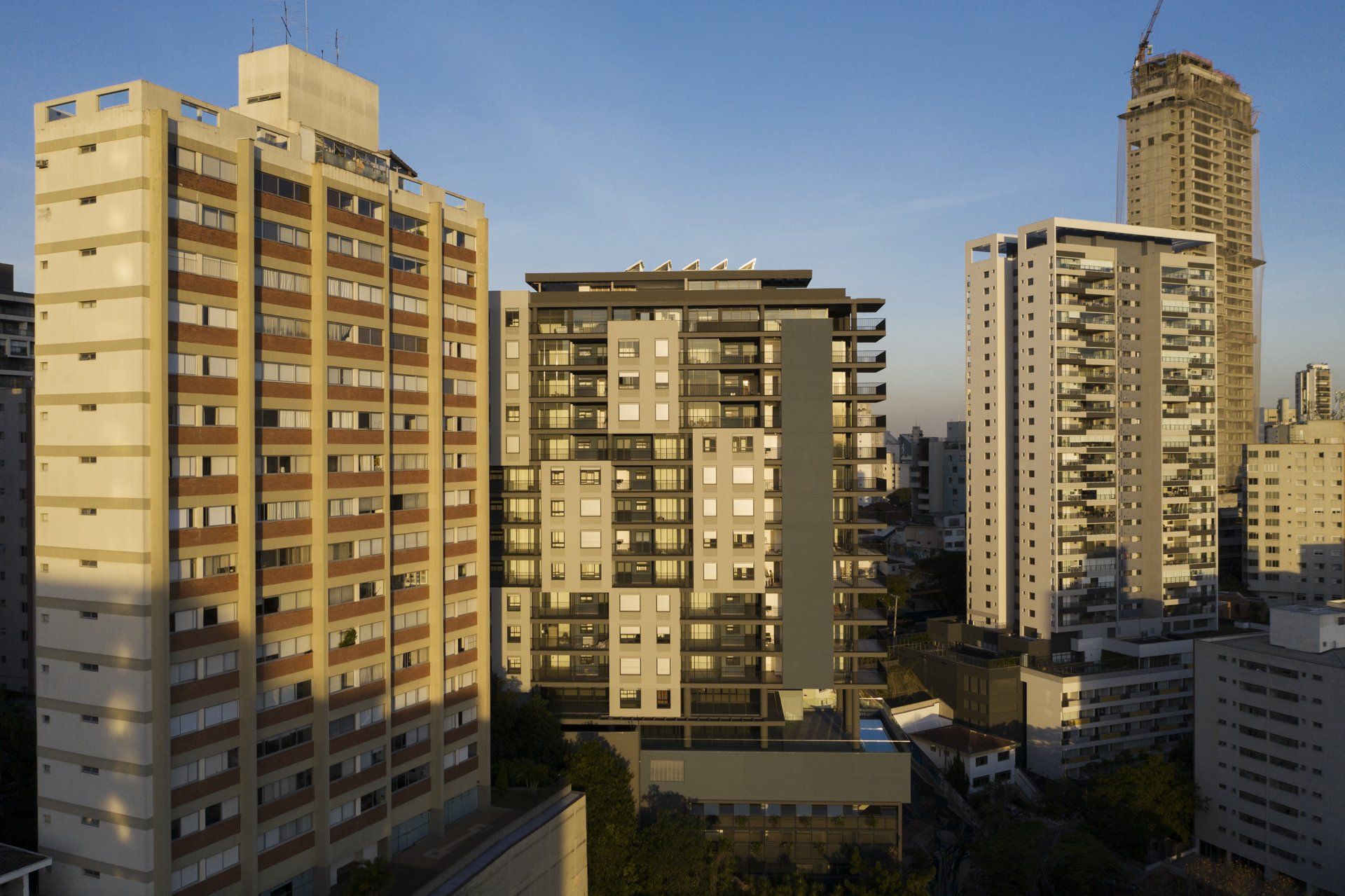 Uma vista aérea de uma cidade com muitos edifícios altos