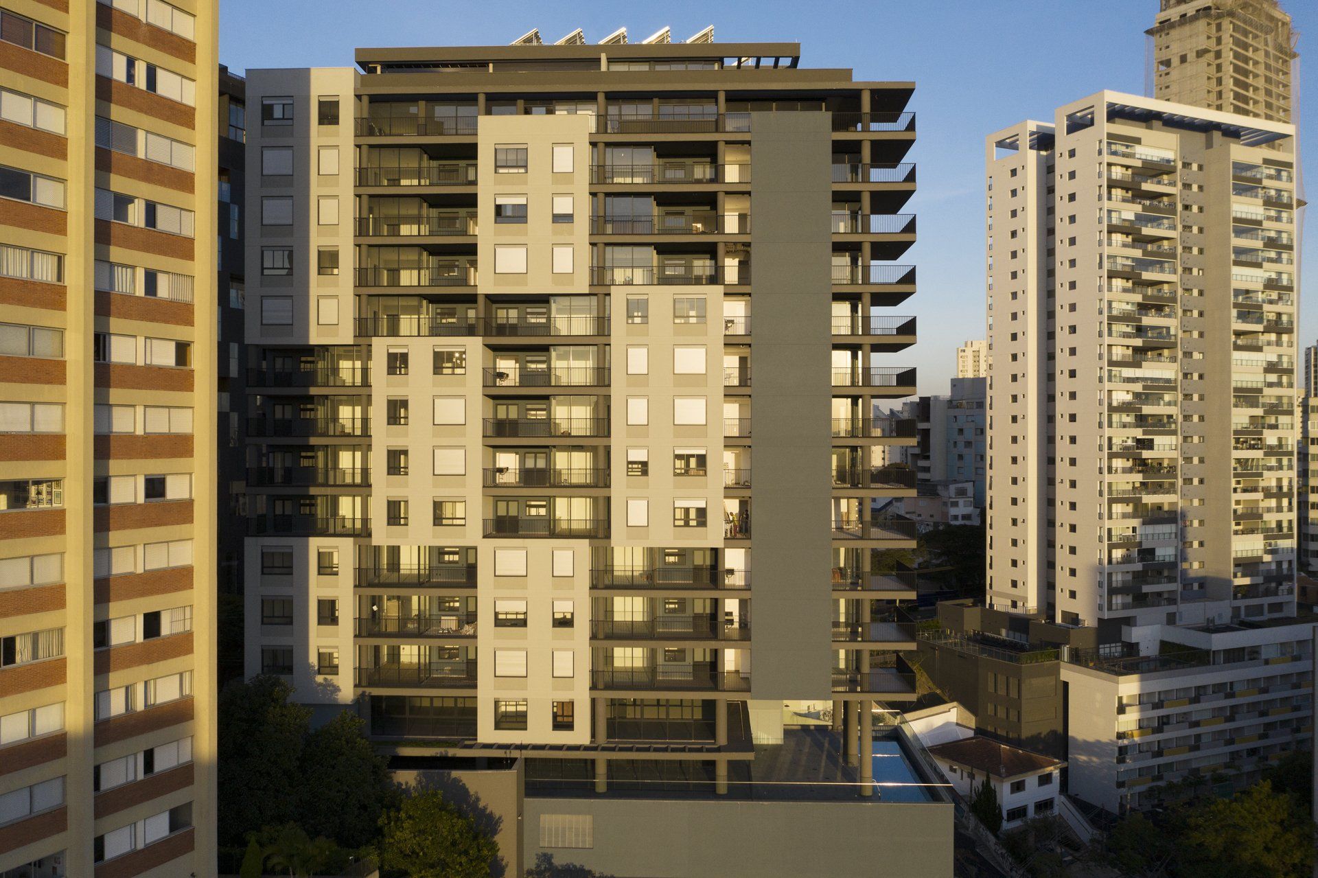 Uma vista aérea de um edifício muito alto em uma cidade