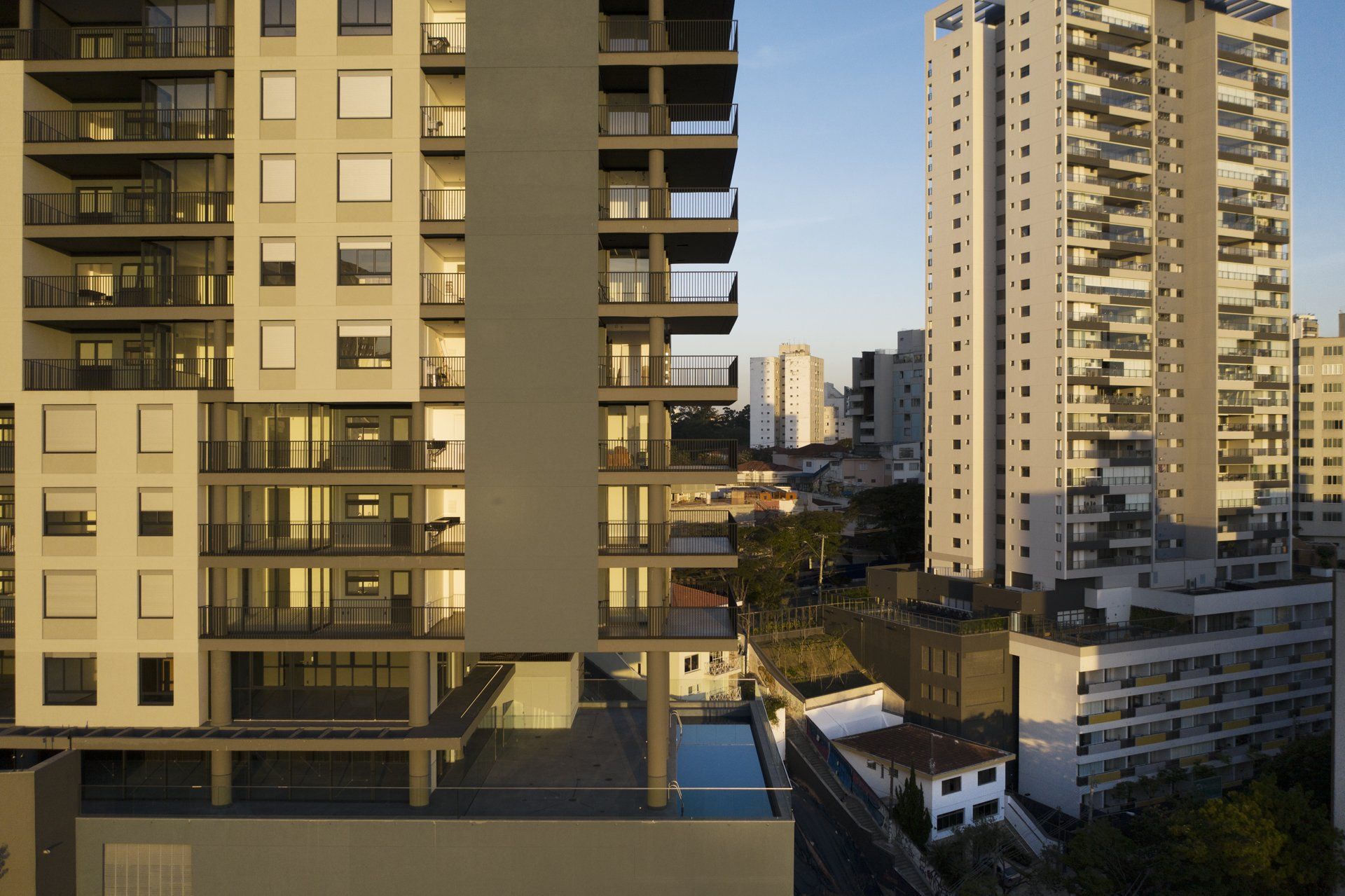 Uma vista aérea de uma cidade com muitos edifícios altos