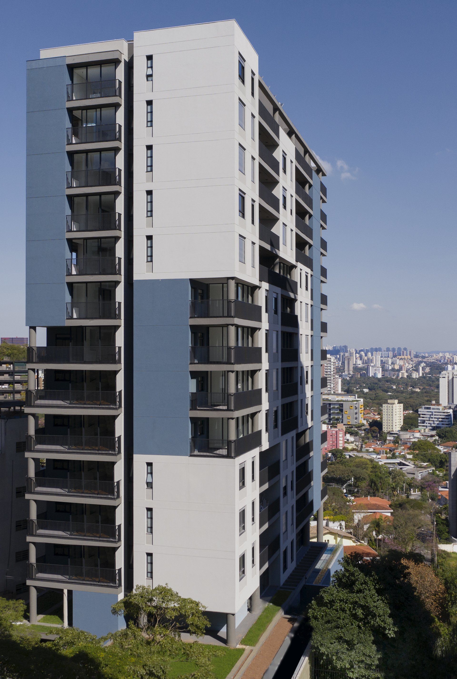 Uma vista aérea de um edifício alto em uma cidade