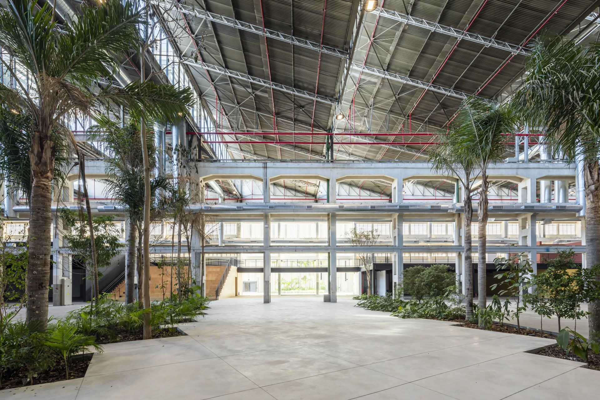 Um grande edifício com muitas janelas e árvores no meio.