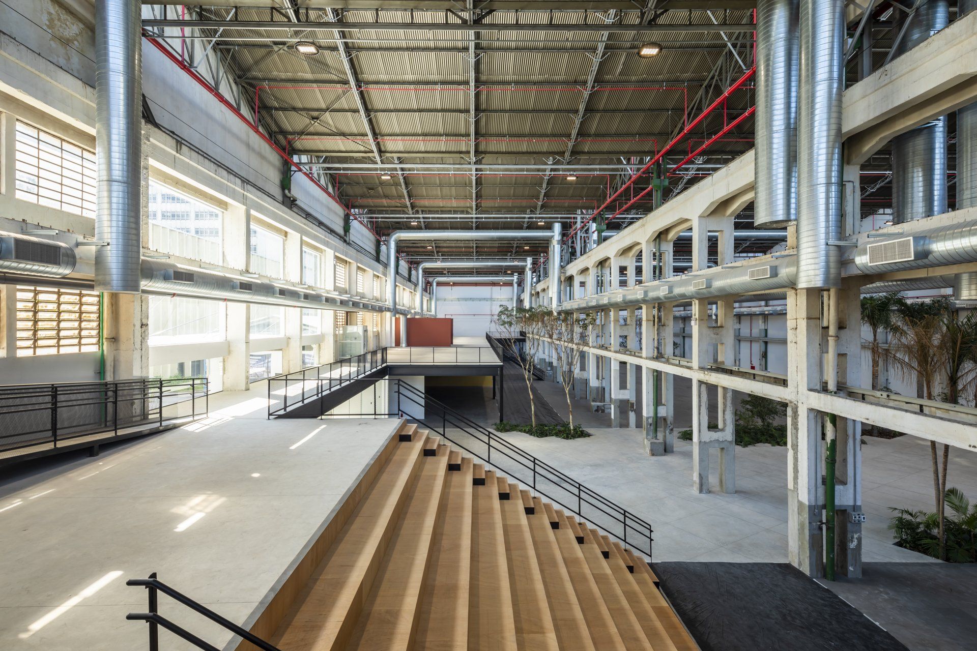 Um grande edifício com escadas que conduzem ao segundo andar.