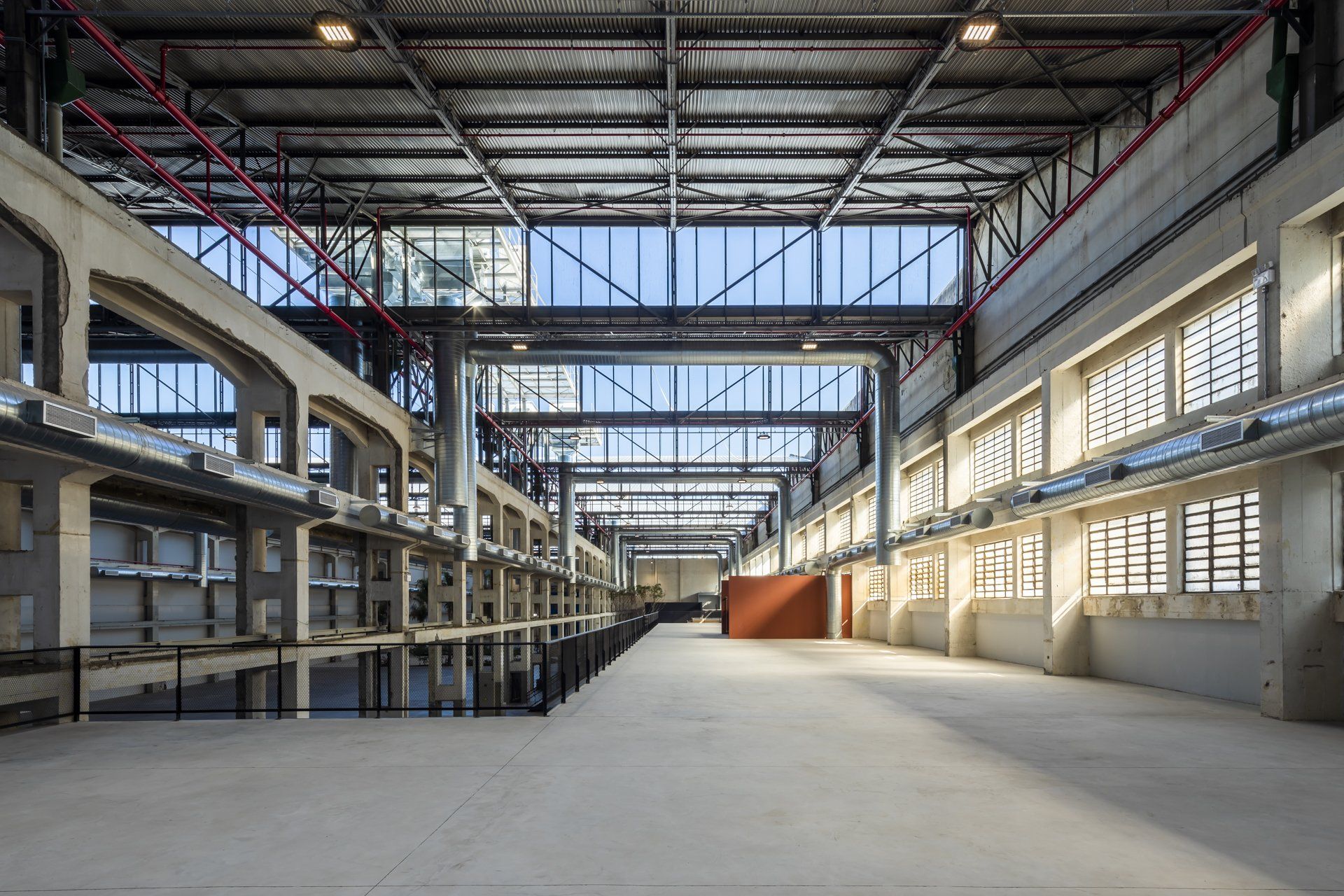 Um grande armazém vazio com muitas janelas.