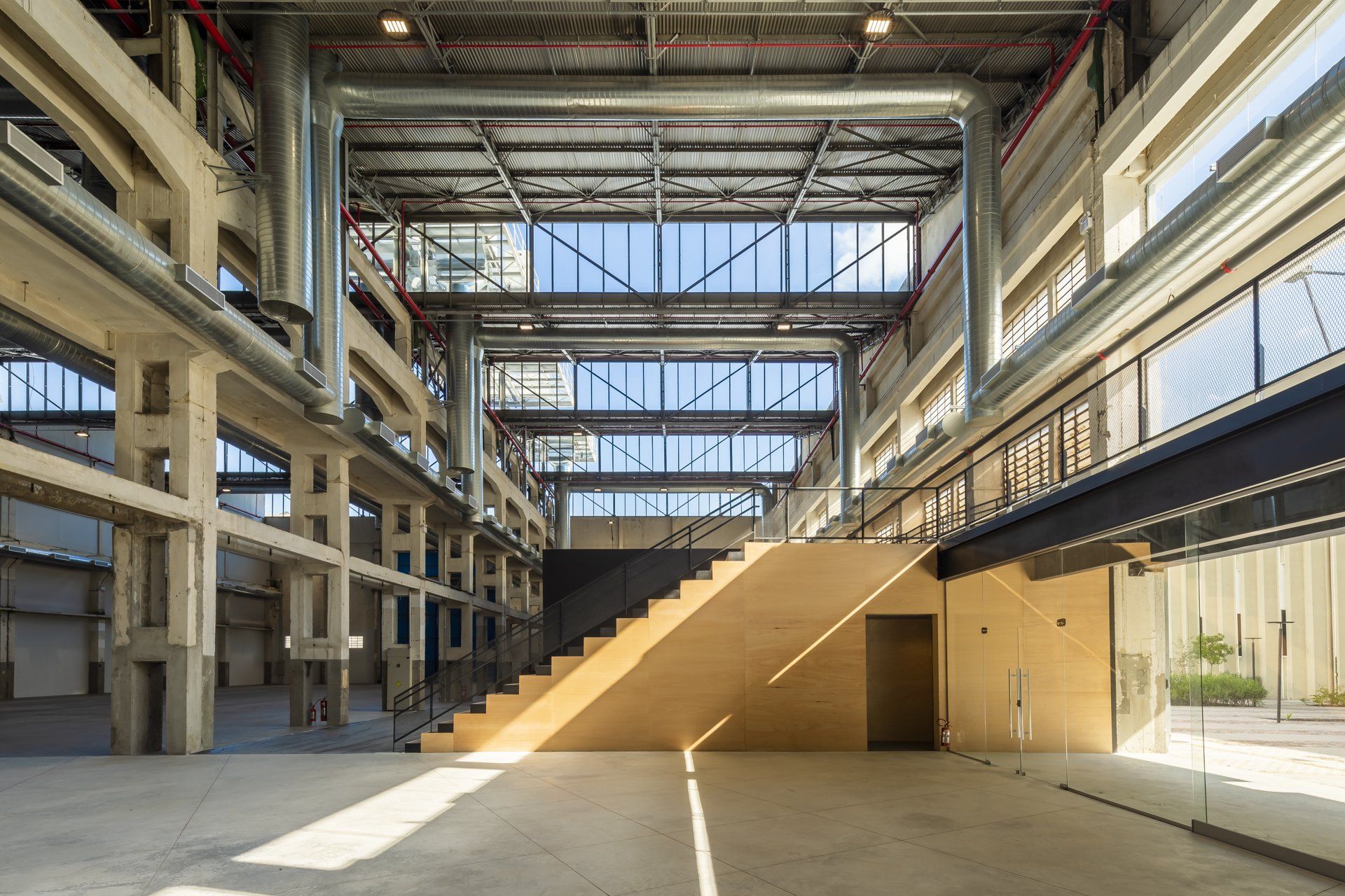 Um grande edifício com escadas que conduzem ao segundo andar.