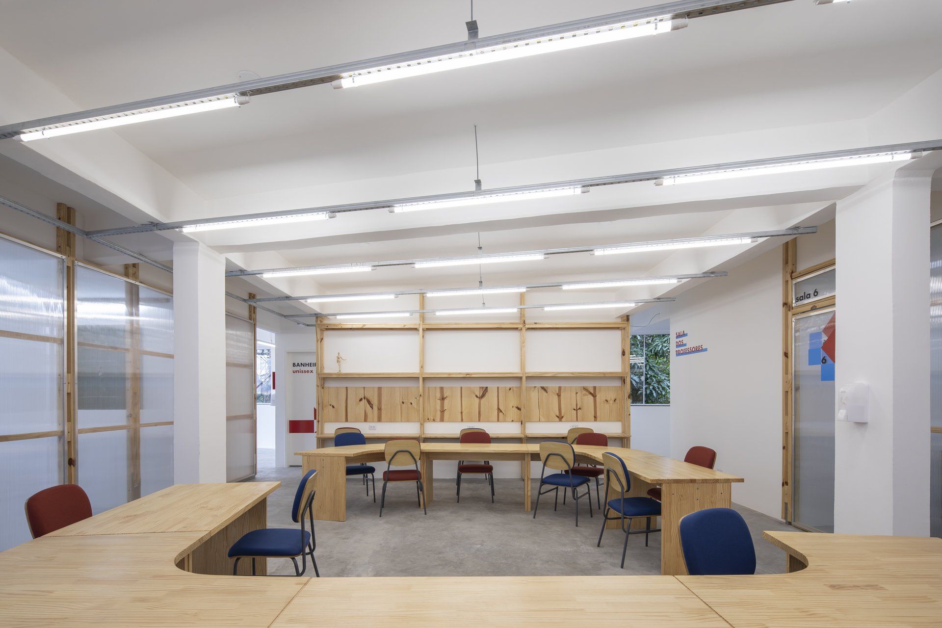 Uma grande sala com mesas e cadeiras