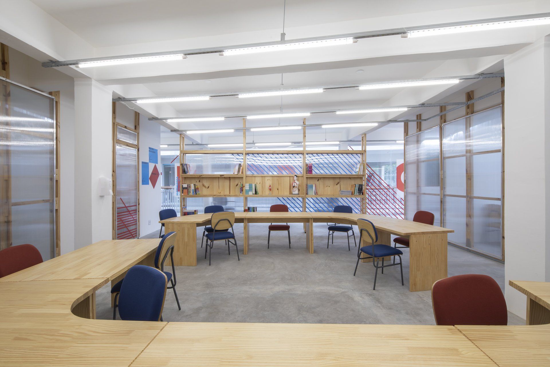 Uma grande sala com mesas e cadeiras