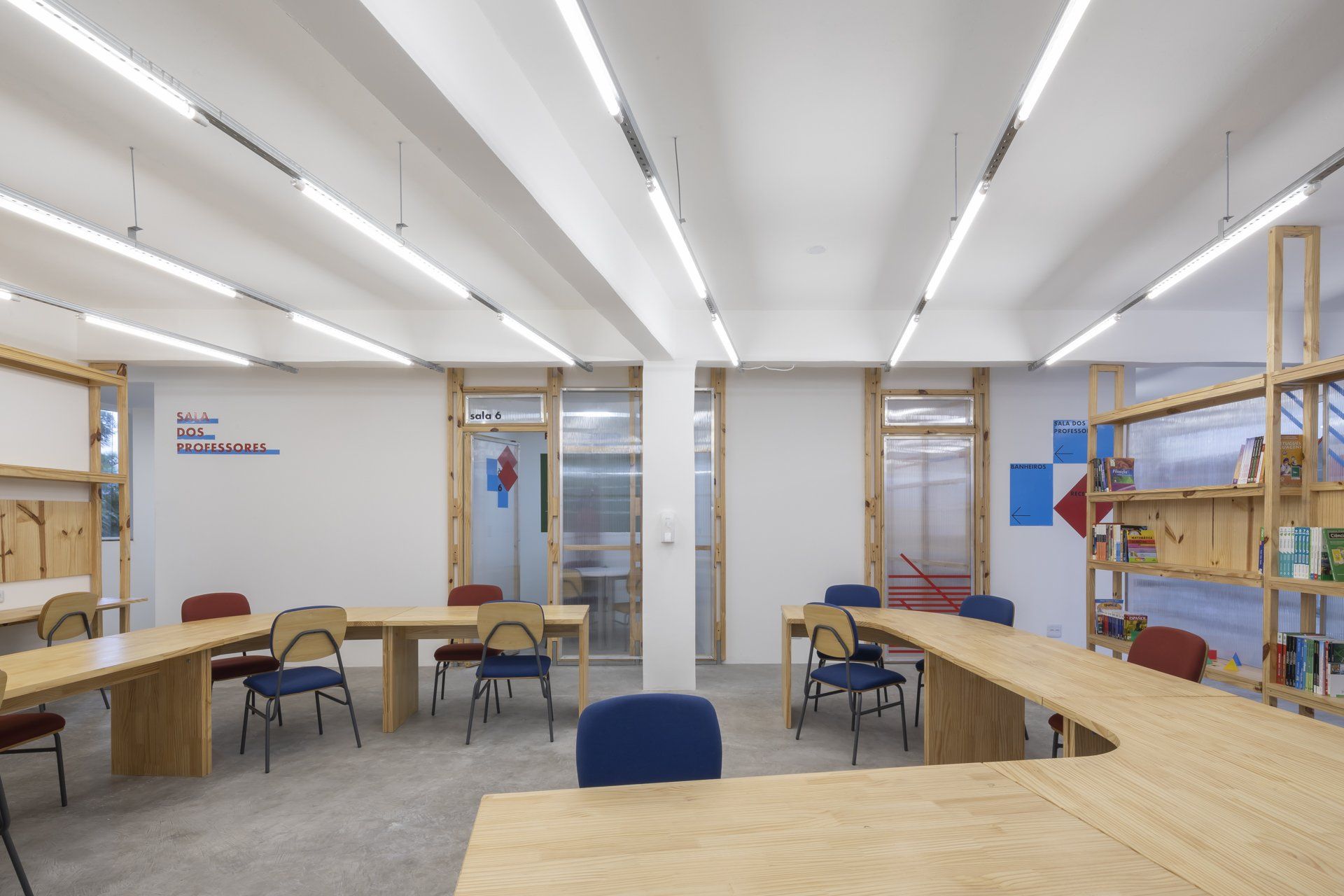 Uma grande sala com mesas e cadeiras.