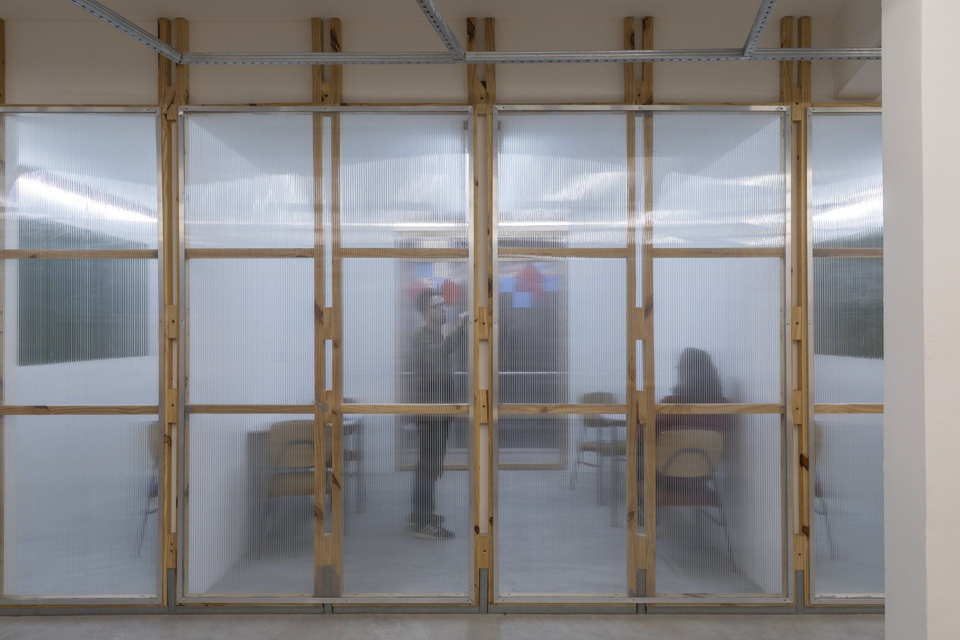 Uma sala com muitas janelas e moldura de madeira.