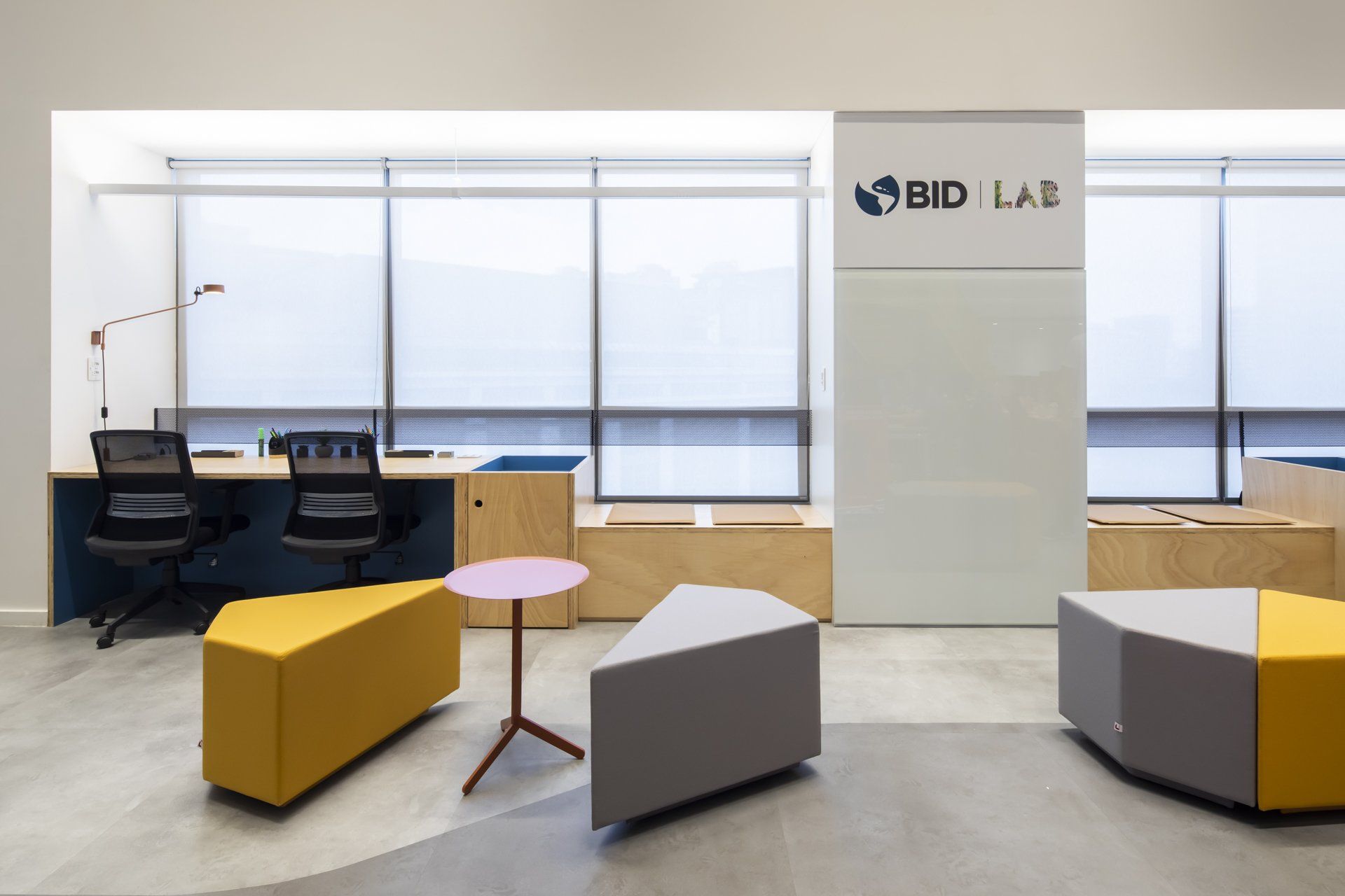 Uma sala com uma placa que diz bd lab