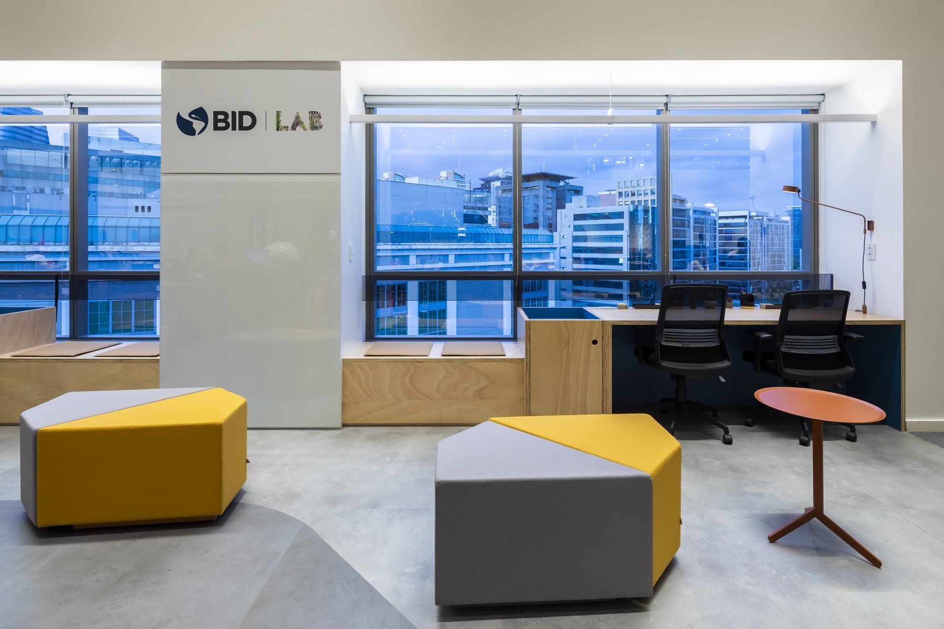 Um quarto com muitos móveis e uma grande janela.