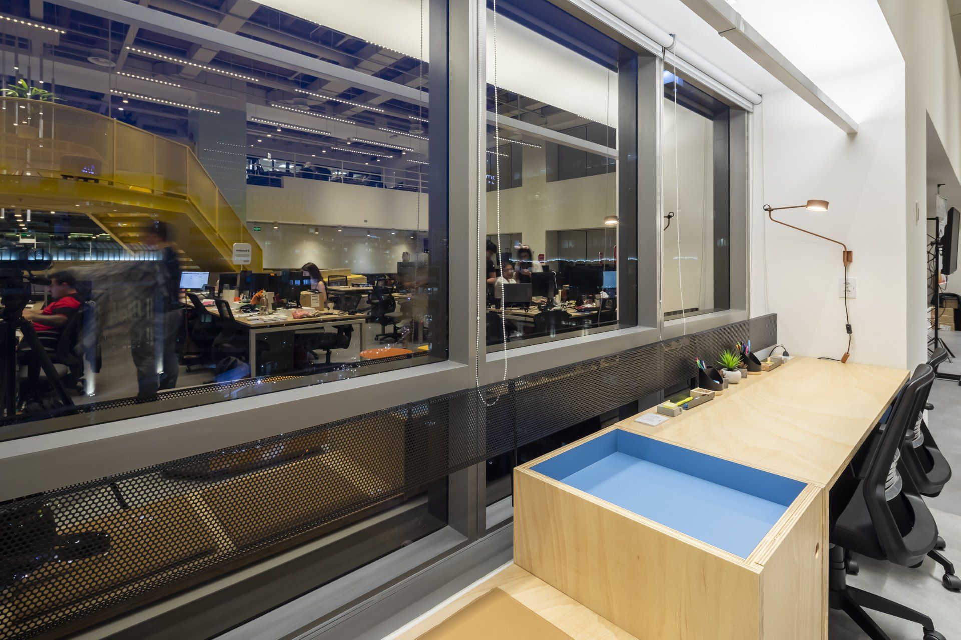 Uma sala com muitas janelas e uma mesa com uma bandeja azul.