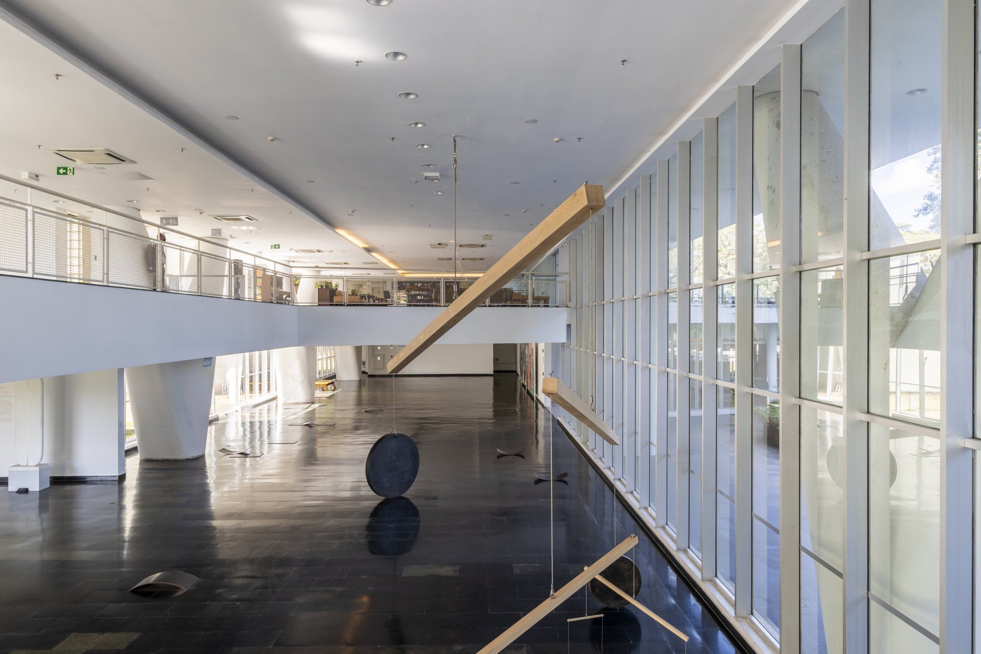 Há uma grande escultura no meio do corredor.