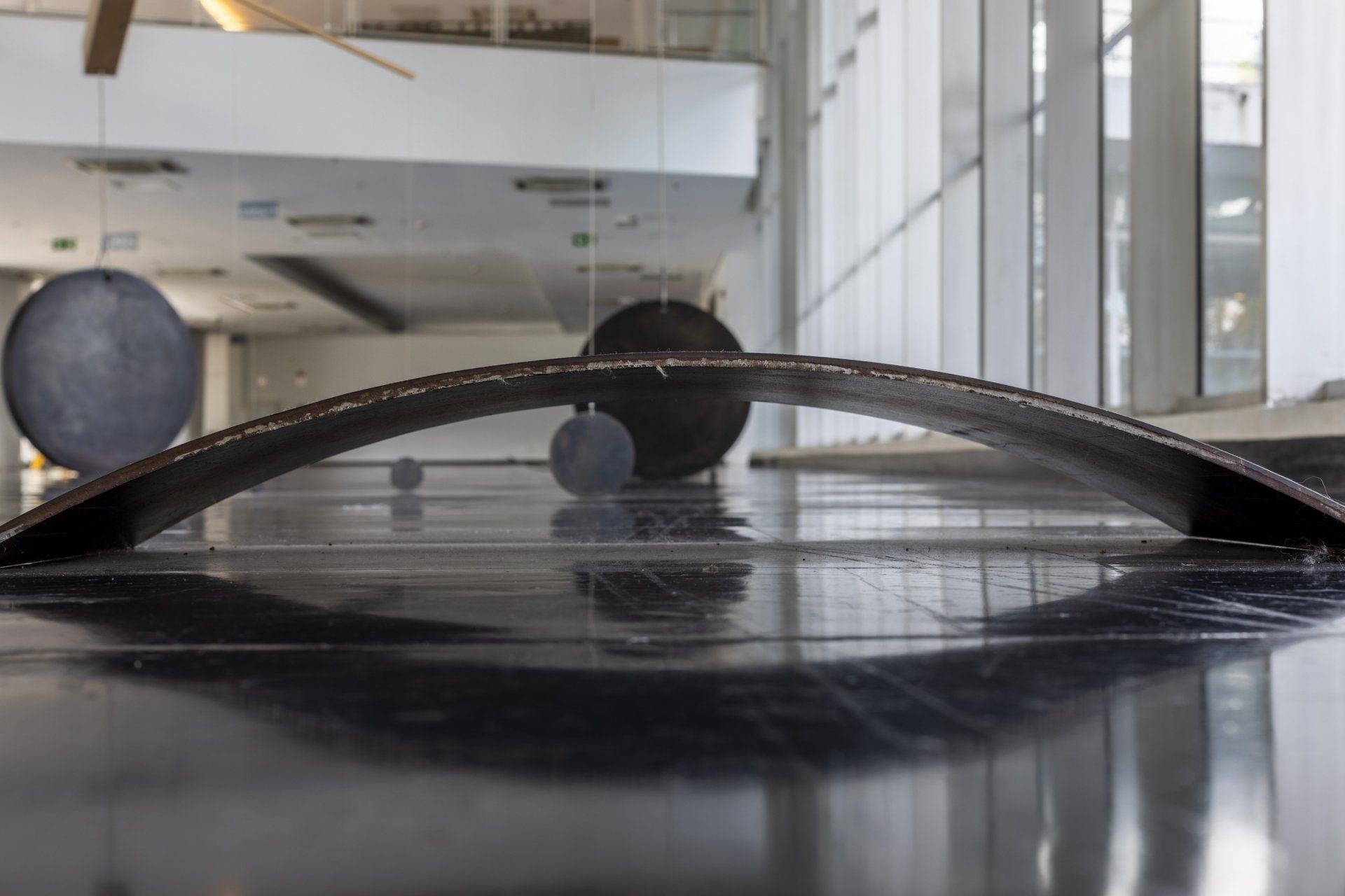 Uma escultura de uma ponte está no chão de uma sala.