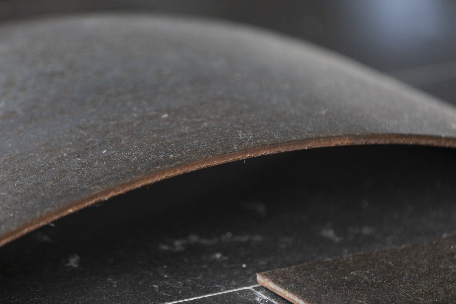 Um close de um pedaço de metal sobre uma mesa