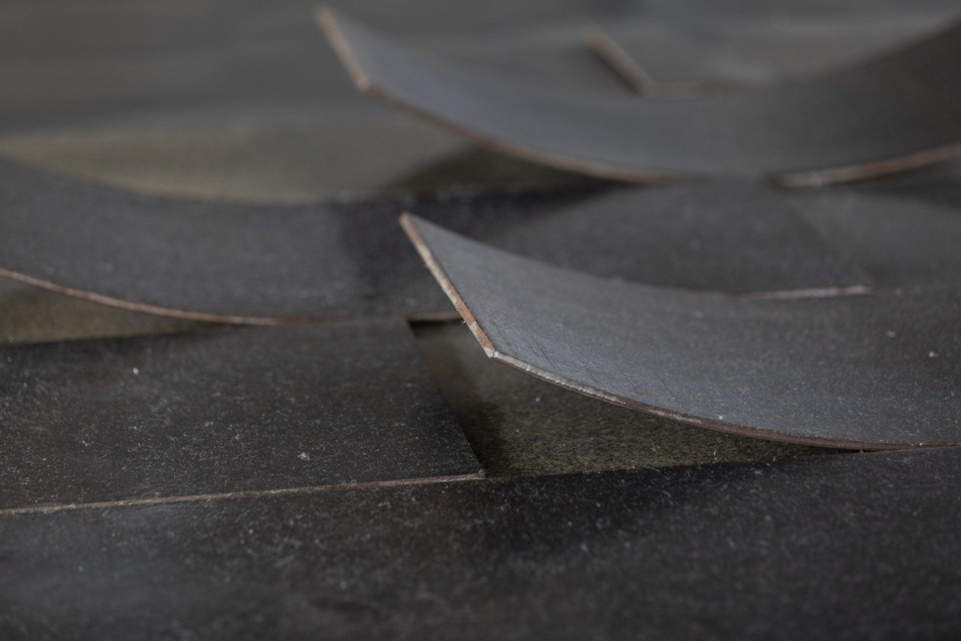 Um close de uma pilha de lixa sobre uma mesa.