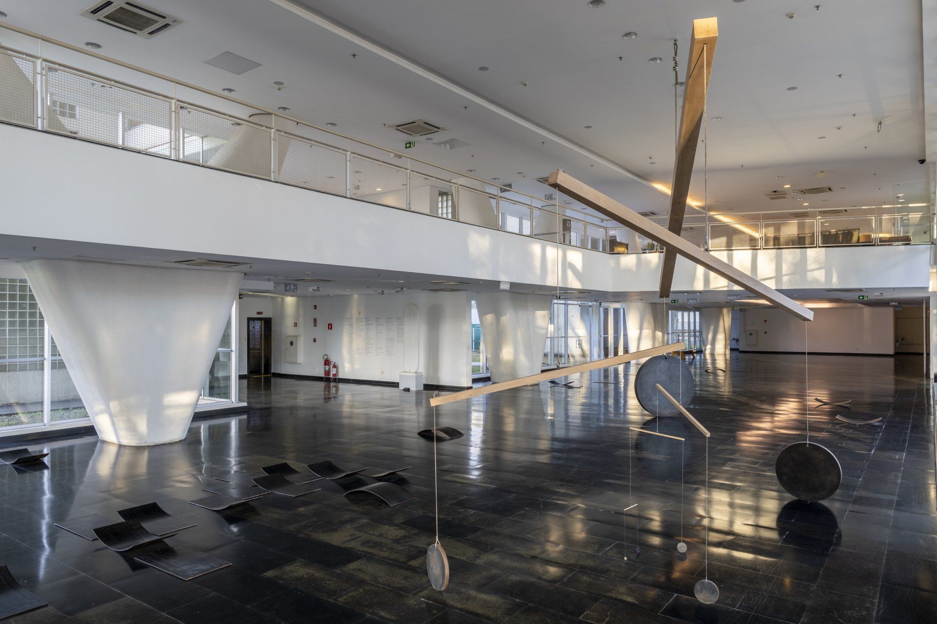 Uma grande sala vazia com um relógio no chão