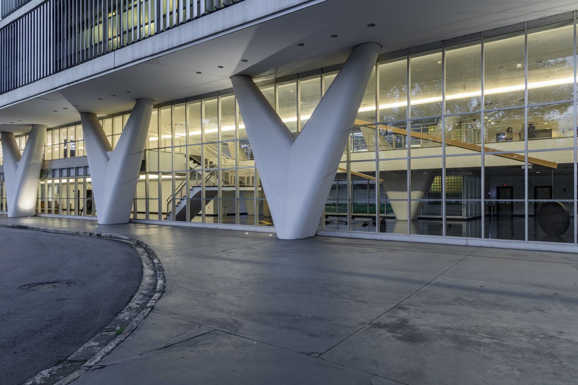 Um grande edifício com muitas janelas e colunas