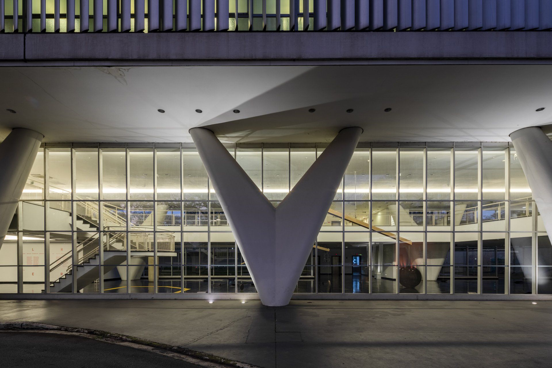 Um grande edifício com muitas janelas e escadas