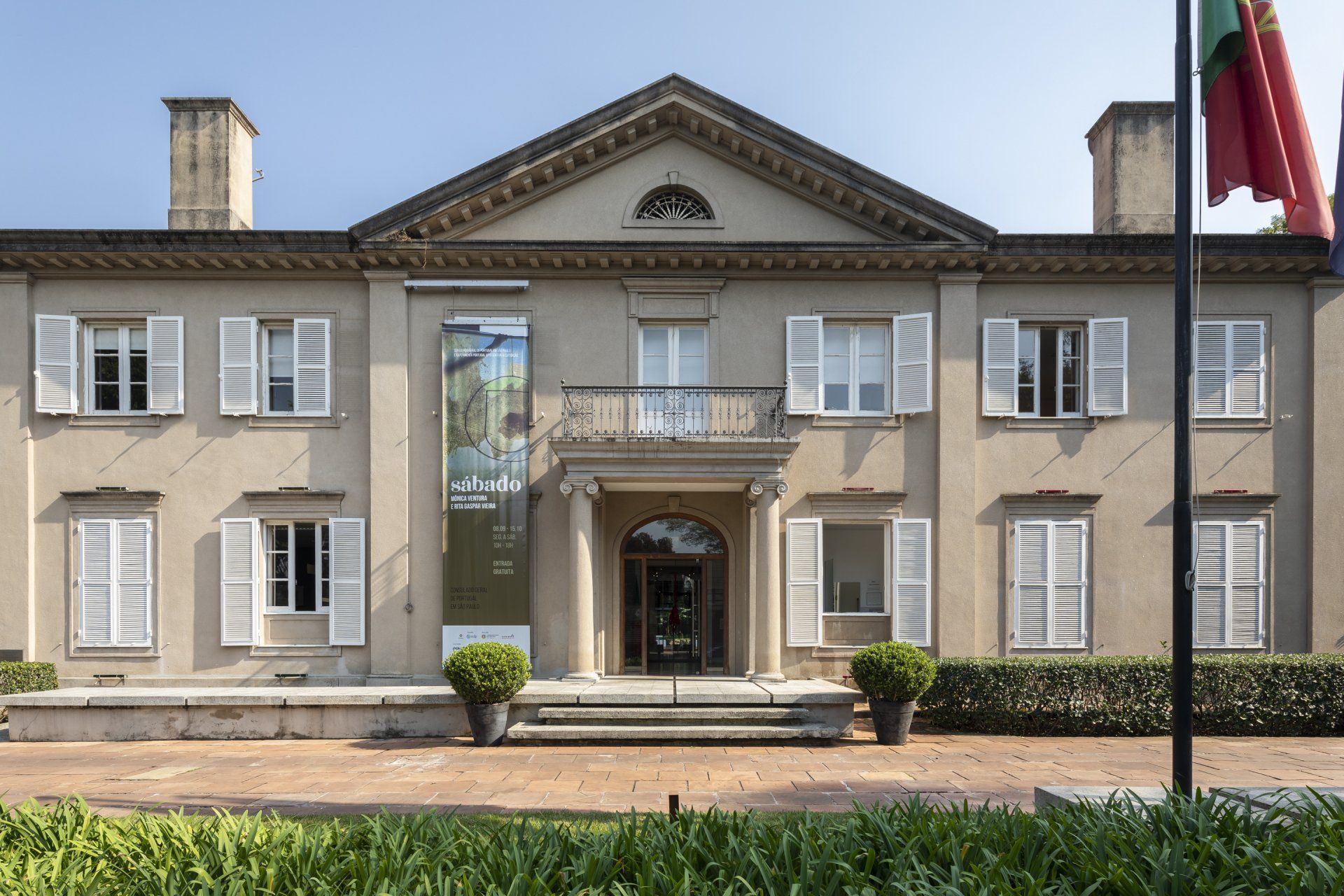 Um grande edifício com uma bandeira na frente