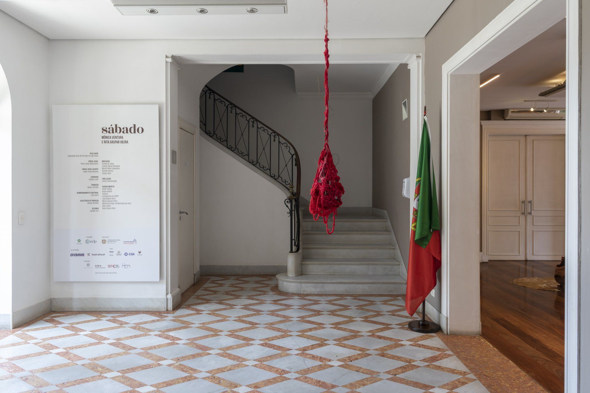 Um corredor com escadas e uma placa que diz silêncio