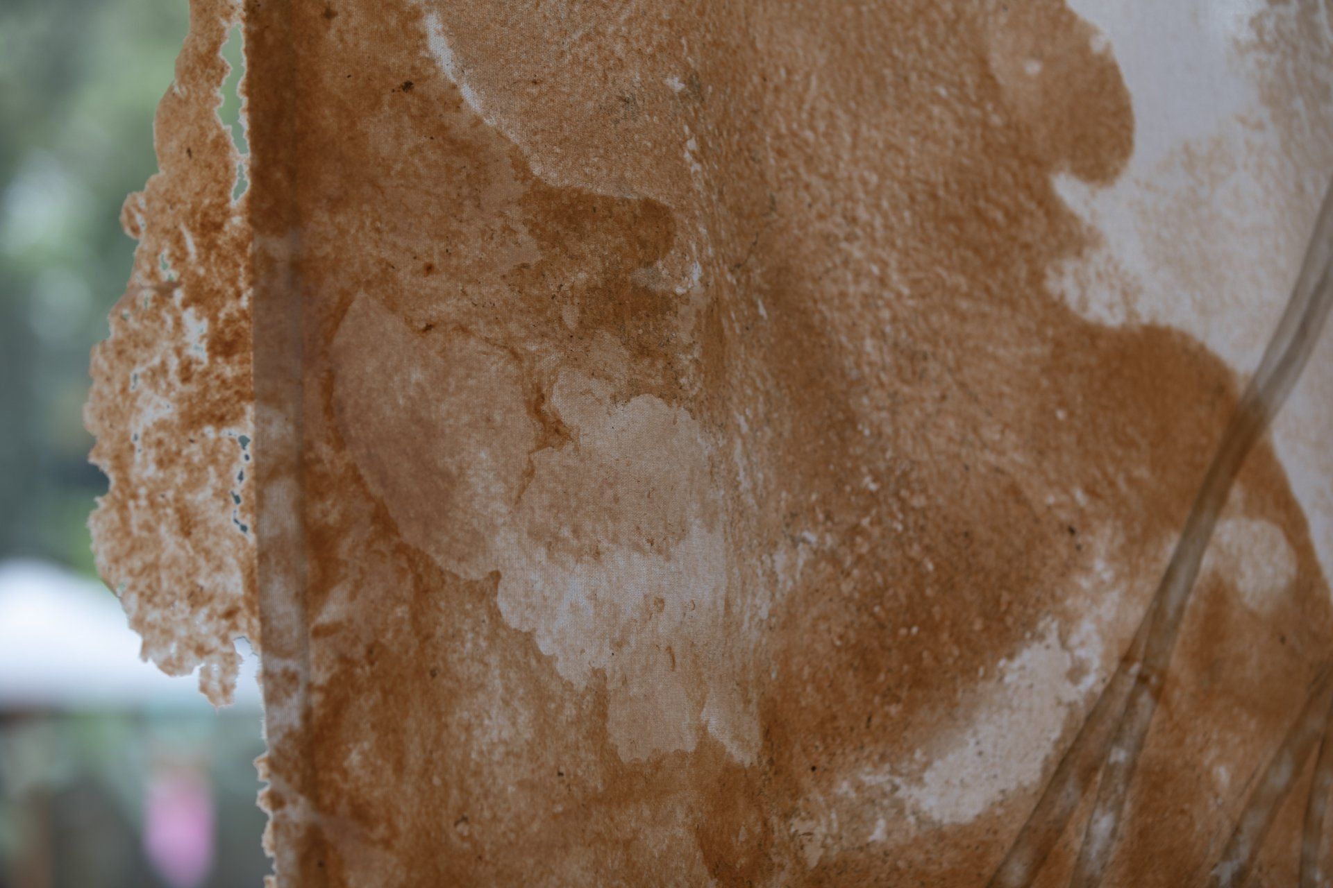 Um close de um pedaço de tecido marrom e branco.