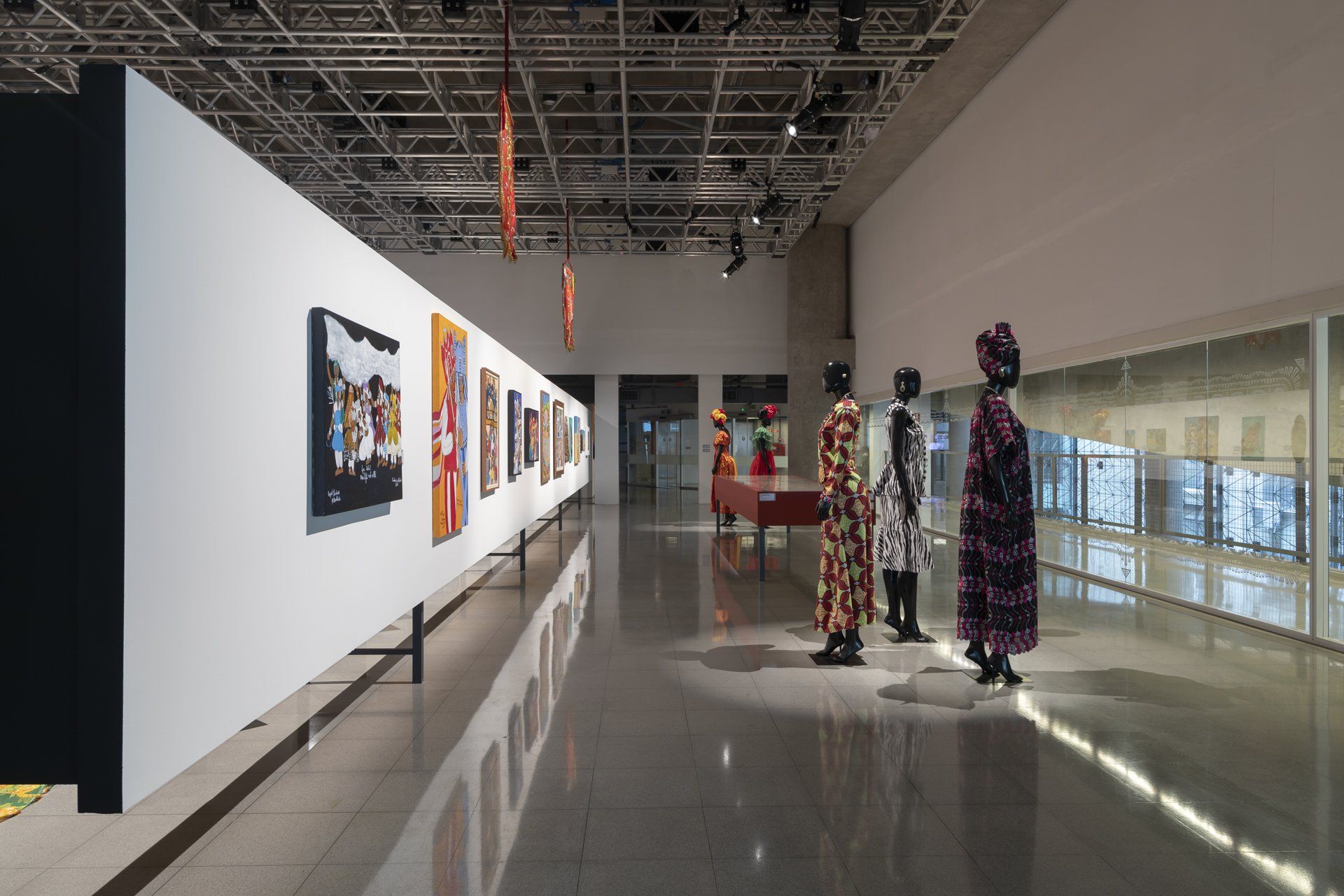 Um grupo de manequins está em frente a uma parede de um museu.