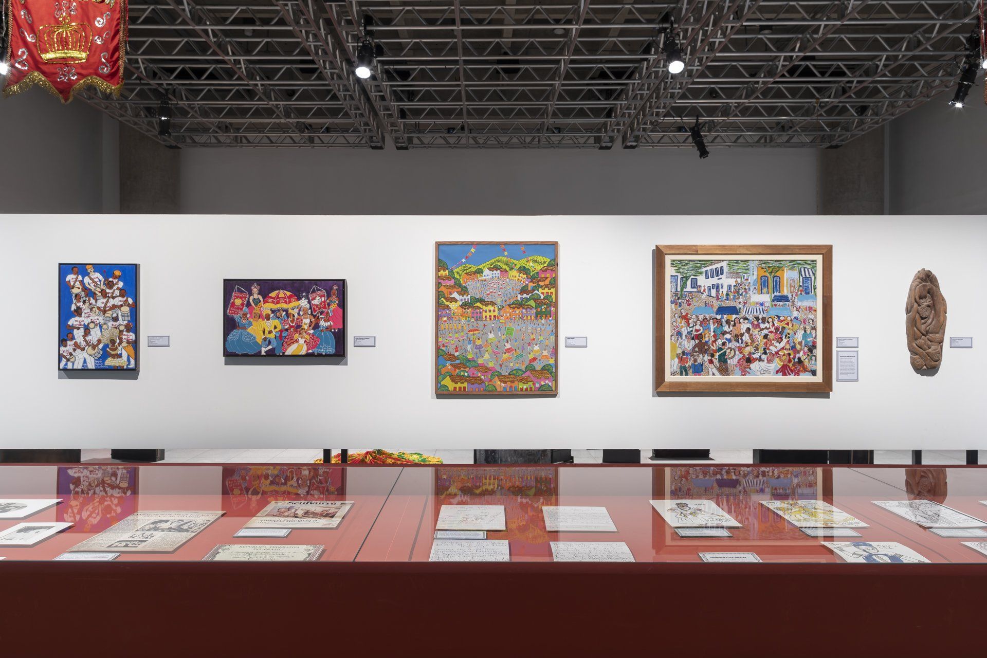 Uma sala com mesa e quadros na parede.