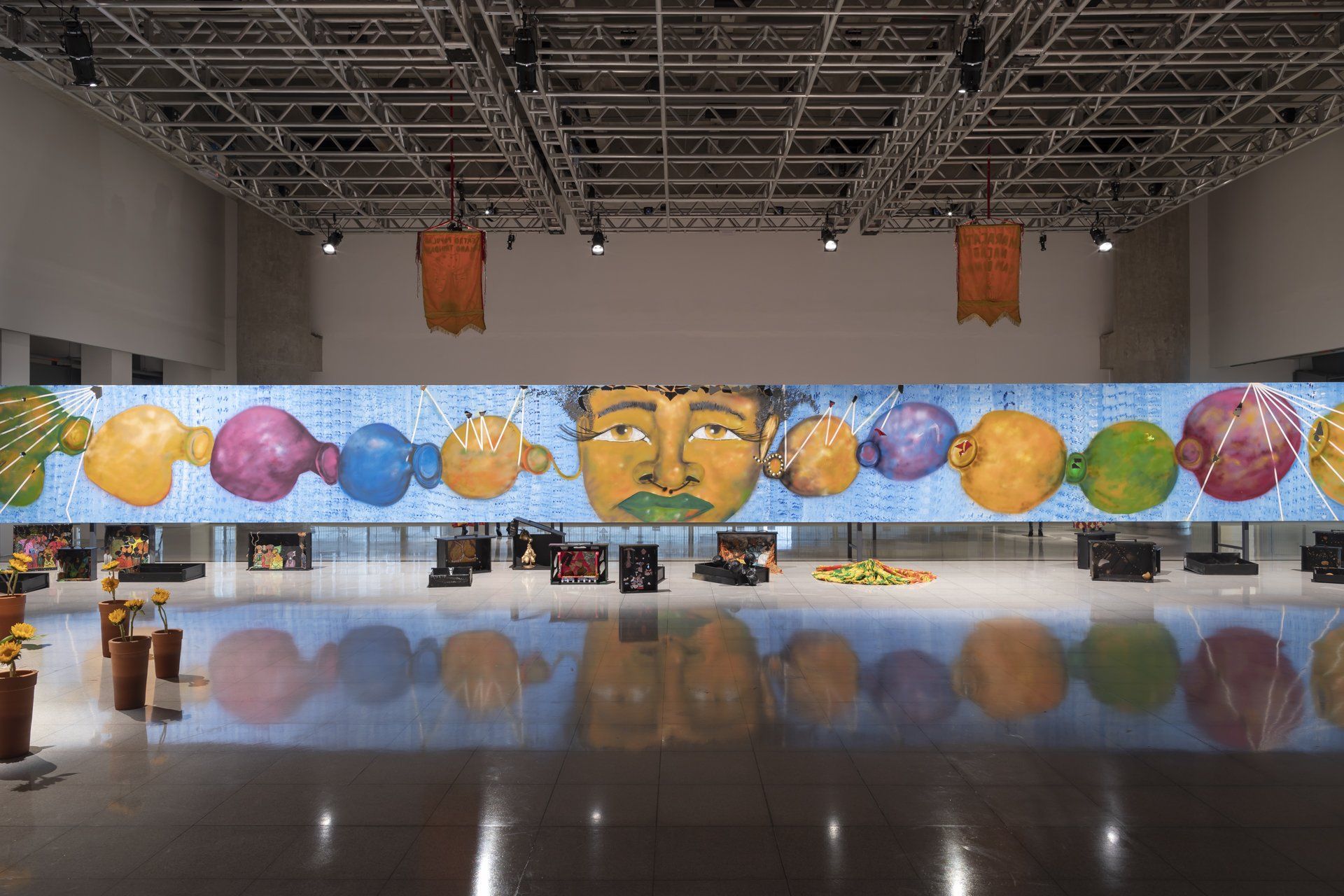 Uma sala ampla com pintura de rosto e frutas na parede.