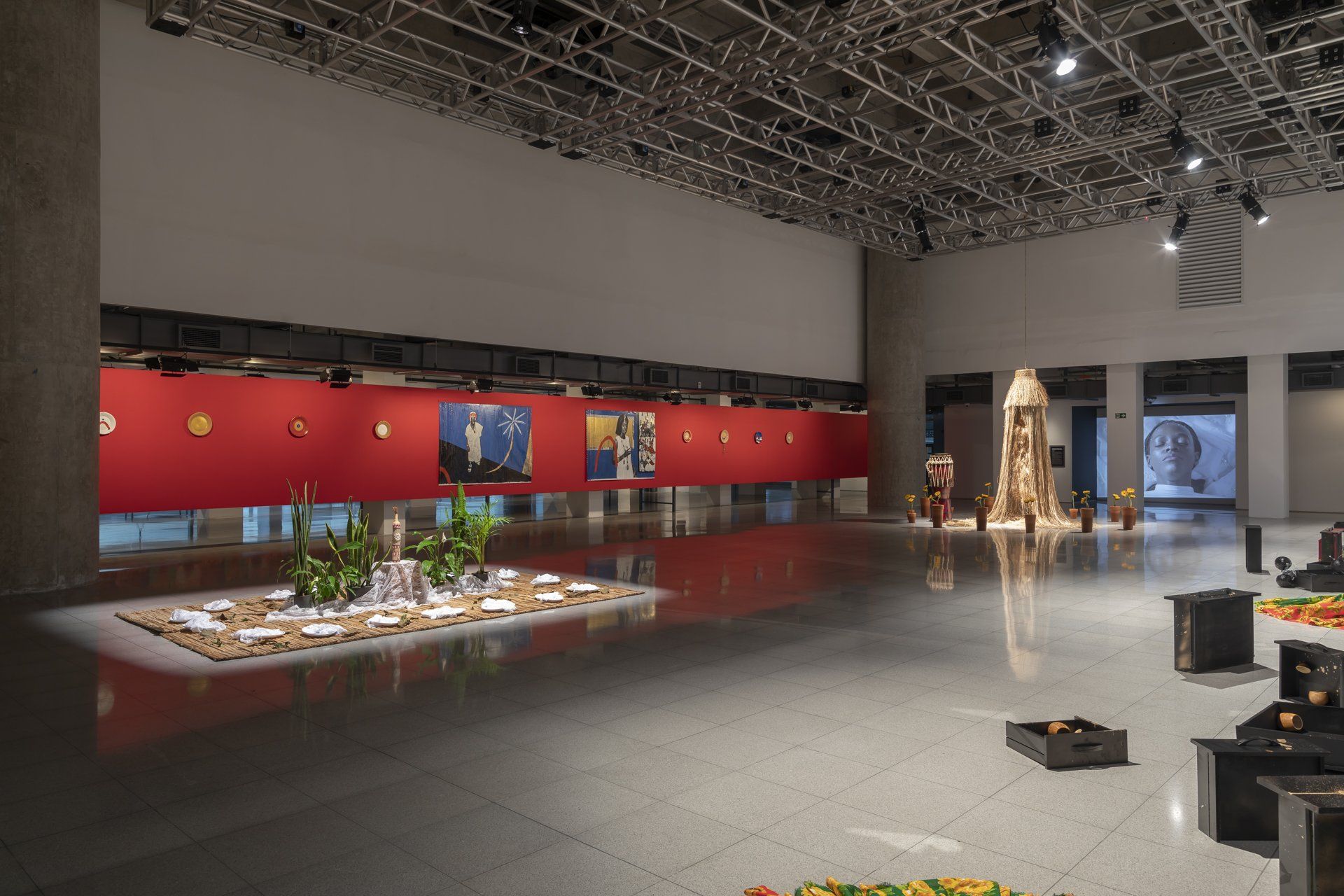 Uma sala grande com muitas mesas e cadeiras