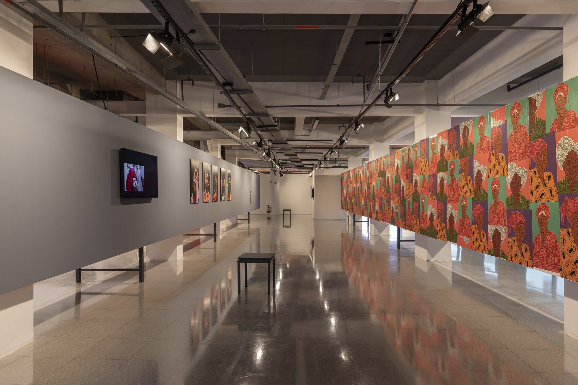 Uma sala grande com muitas pinturas na parede