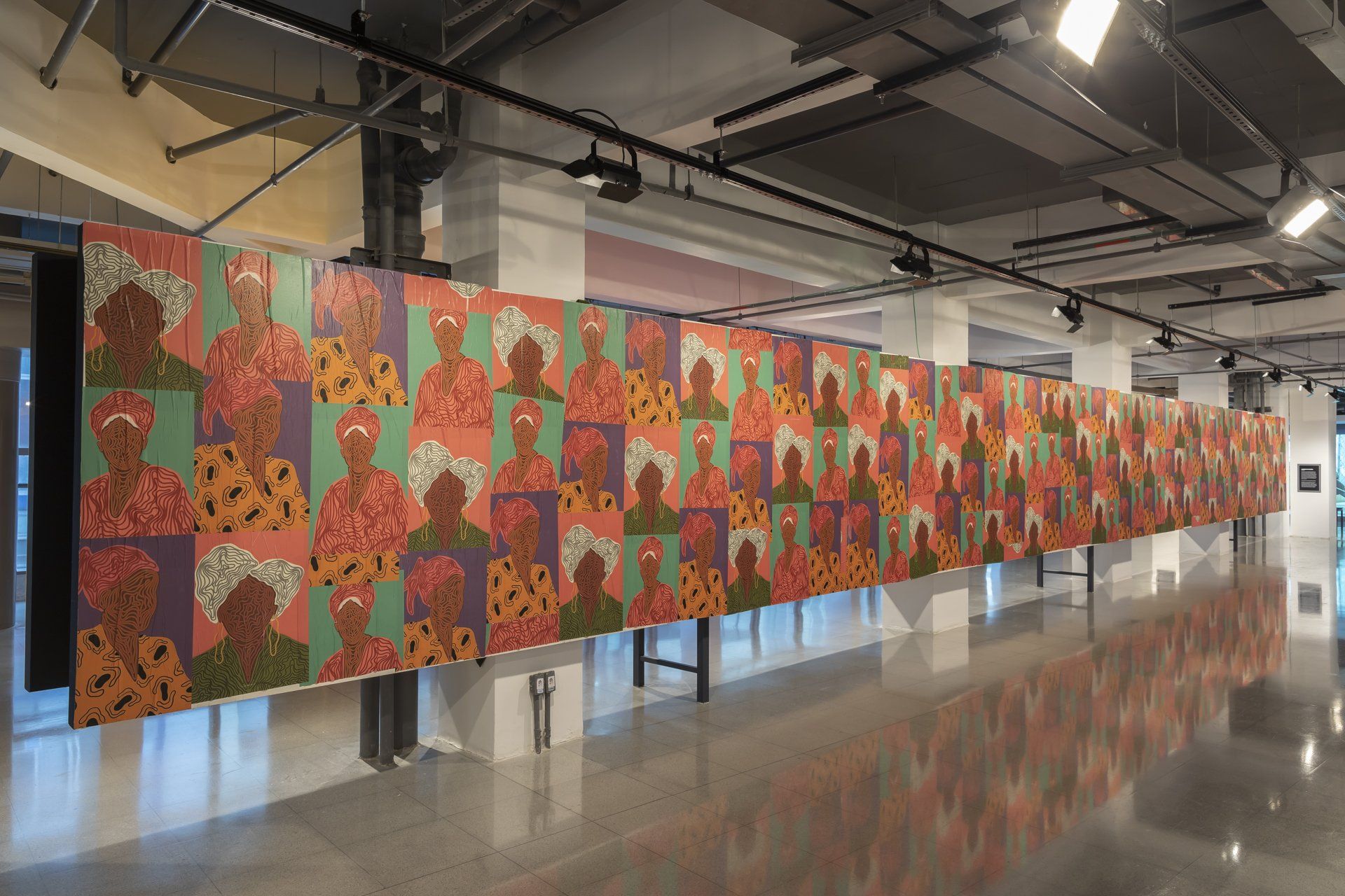 Uma grande pintura está pendurada na parede de um museu.